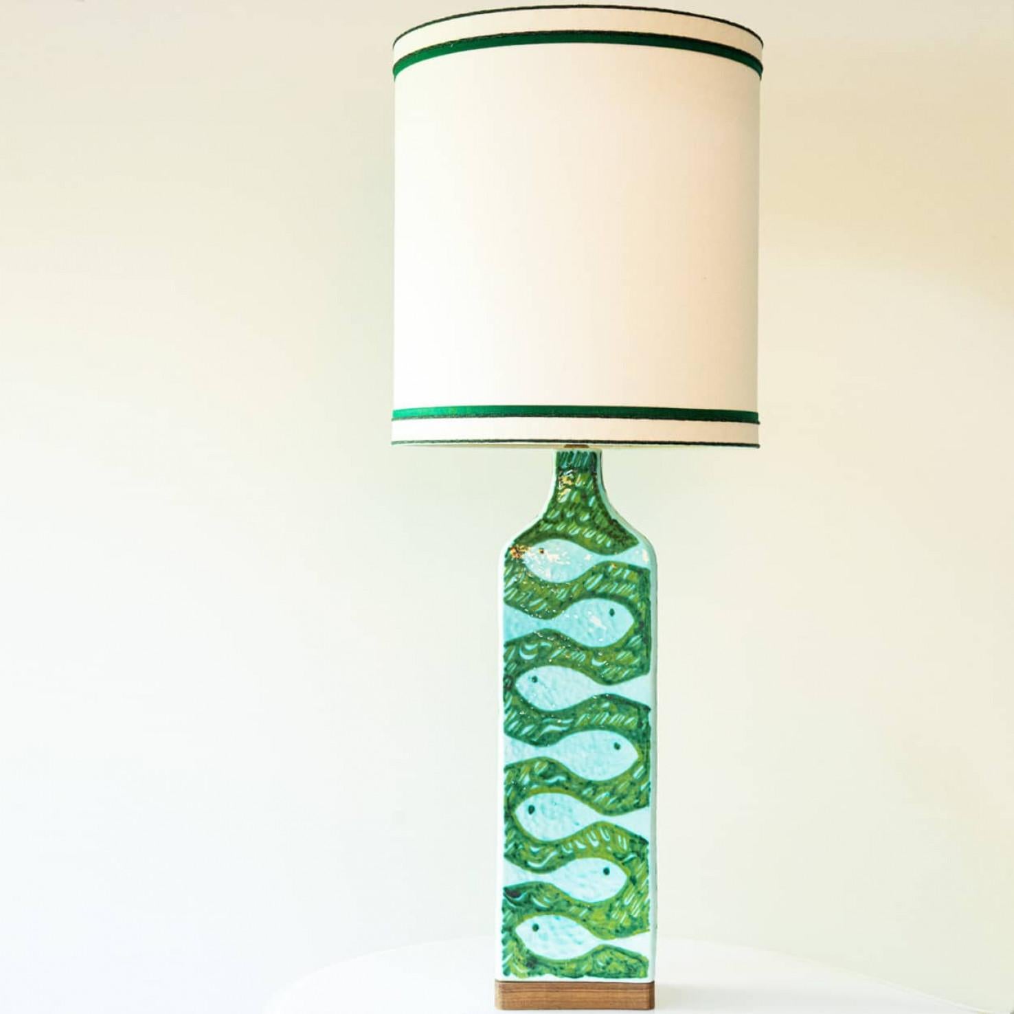 Bellissima lampada da tavolo o da terra in ceramica molto grande con piede in noce degli anni '70.

Questa base per lampada conferisce un'eleganza raffinata e una ricca attrattiva visiva a qualsiasi interno. Con la sua bella forma, offre una