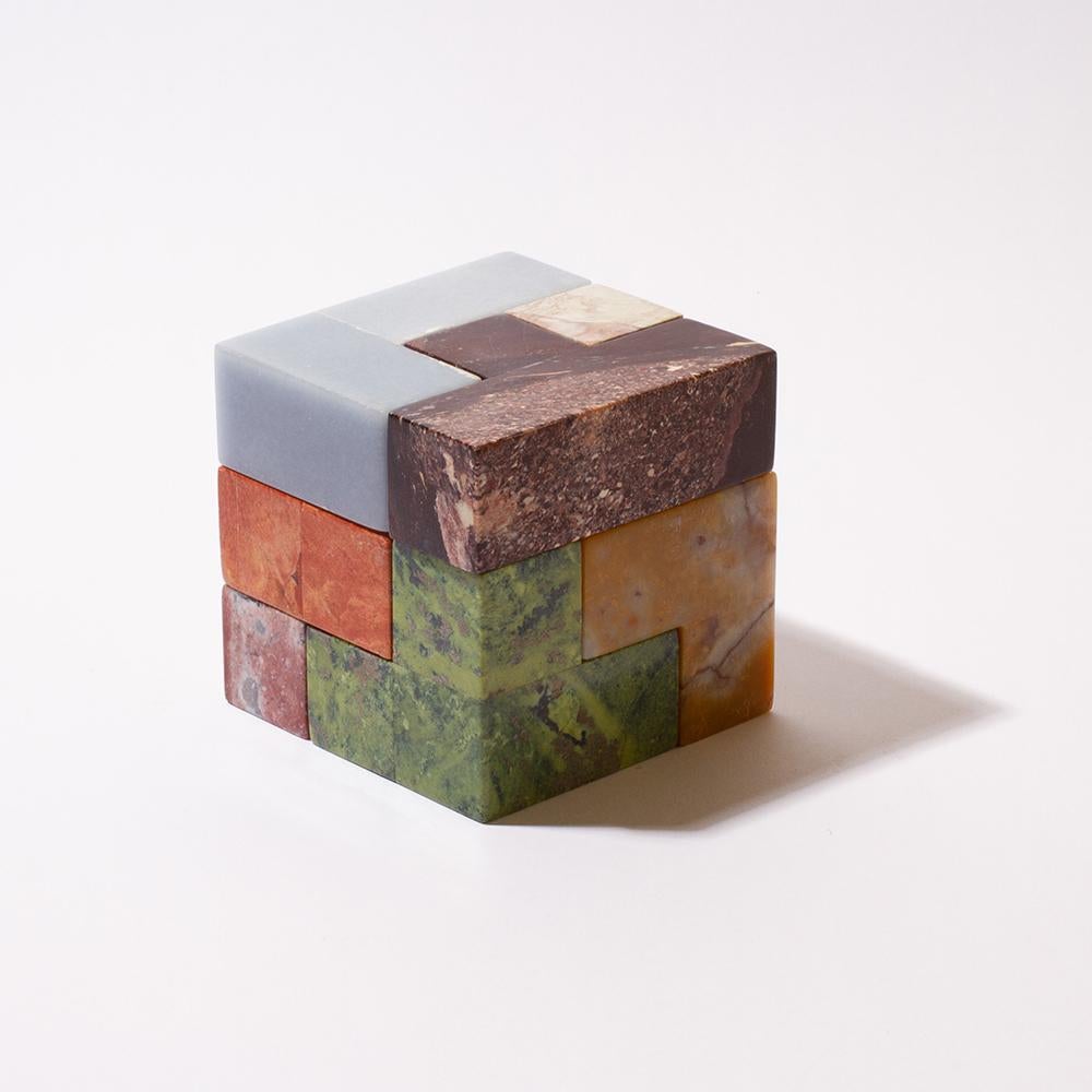 Questo grande disegno scultoreo, un tributo all'intelligenza, è anche uno dei nostri puzzle 3D più importanti: sebbene sia composto da soli 2 pezzi di pietra accuratamente intagliati, questo puzzle è ingannevolmente difficile da risolvere. Quando