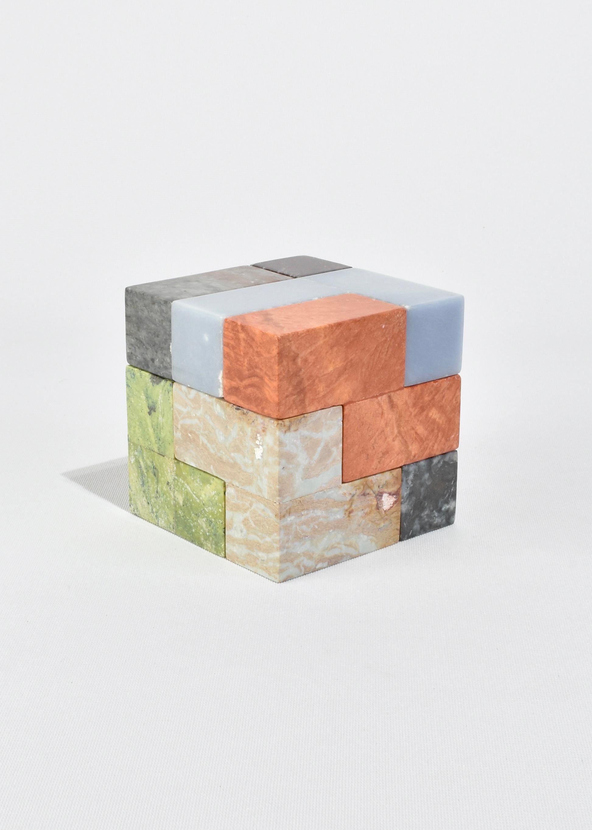 Sculpture puzzle soma cube sculptée à la main dans un mélange de 7 pierres semi-précieuses aux couleurs vives qui forment un carré parfait (avec 32 façons de résoudre). Une belle pièce de table basse ou un objet sculptural lorsqu'il n'est pas