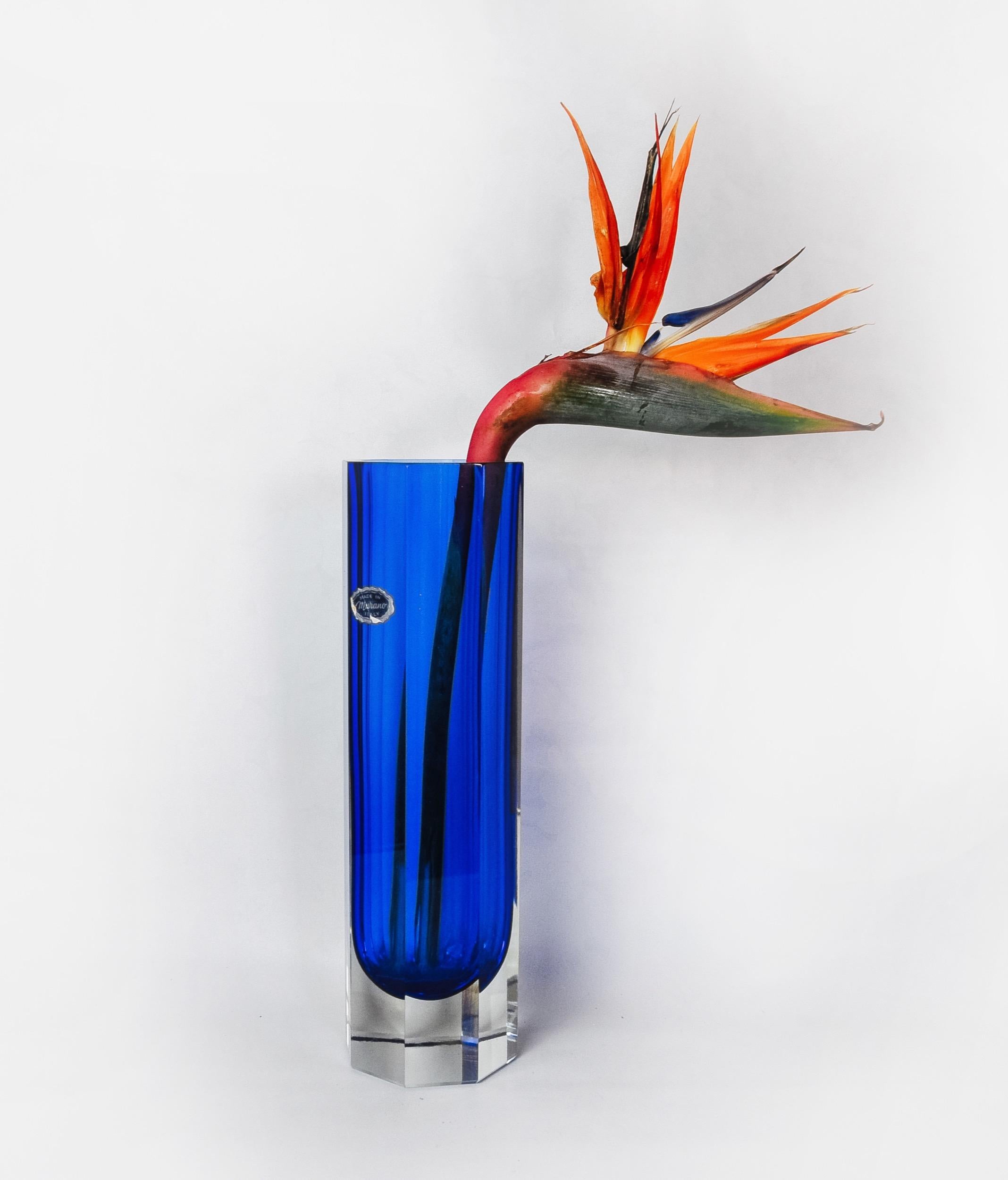 Hervorragende und seltene xl sommerso blau facettierte Vase entworfen und hergestellt für Seguso in Murano in den 1970er Jahren. Handgefertigtes Werk aus facettiertem Glas in Sommerso-Technik (Überlagerung von Schichten aus geschmolzenem Glas).