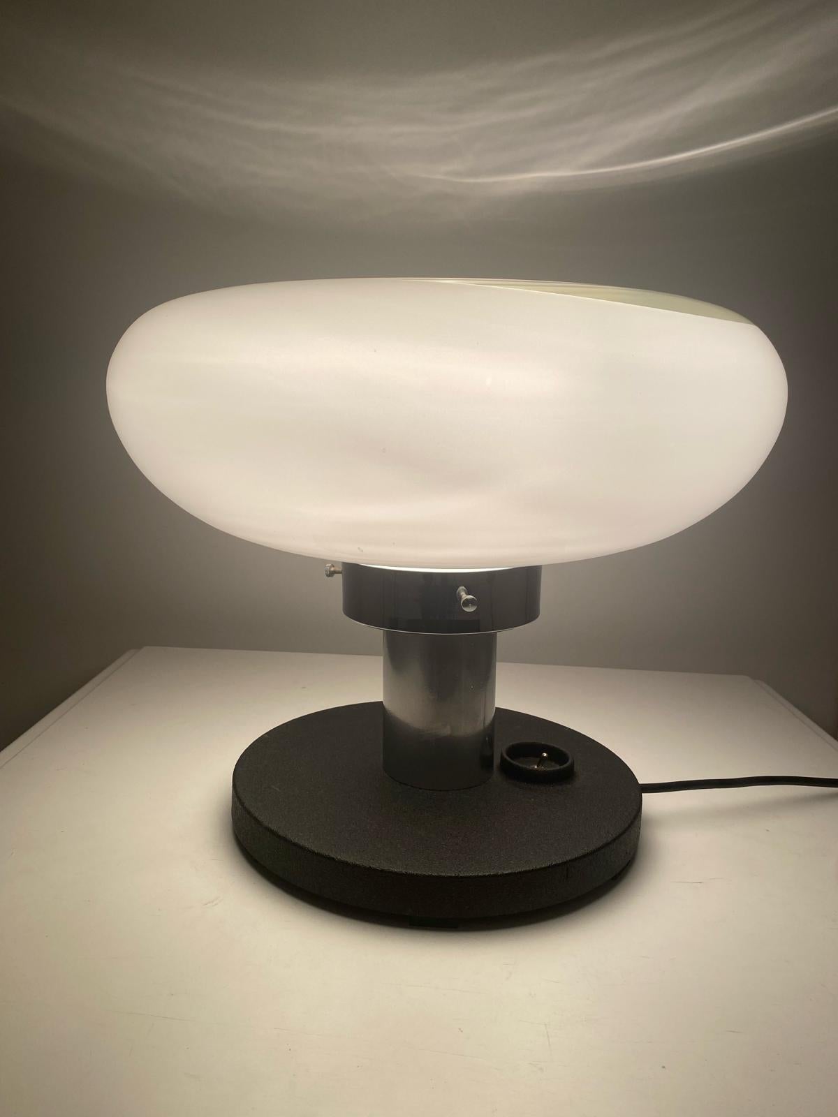 Lampe de table XL de Murano de l'ère spatiale, dans le style d'Artemide, Italie, années 1970 en vente 4