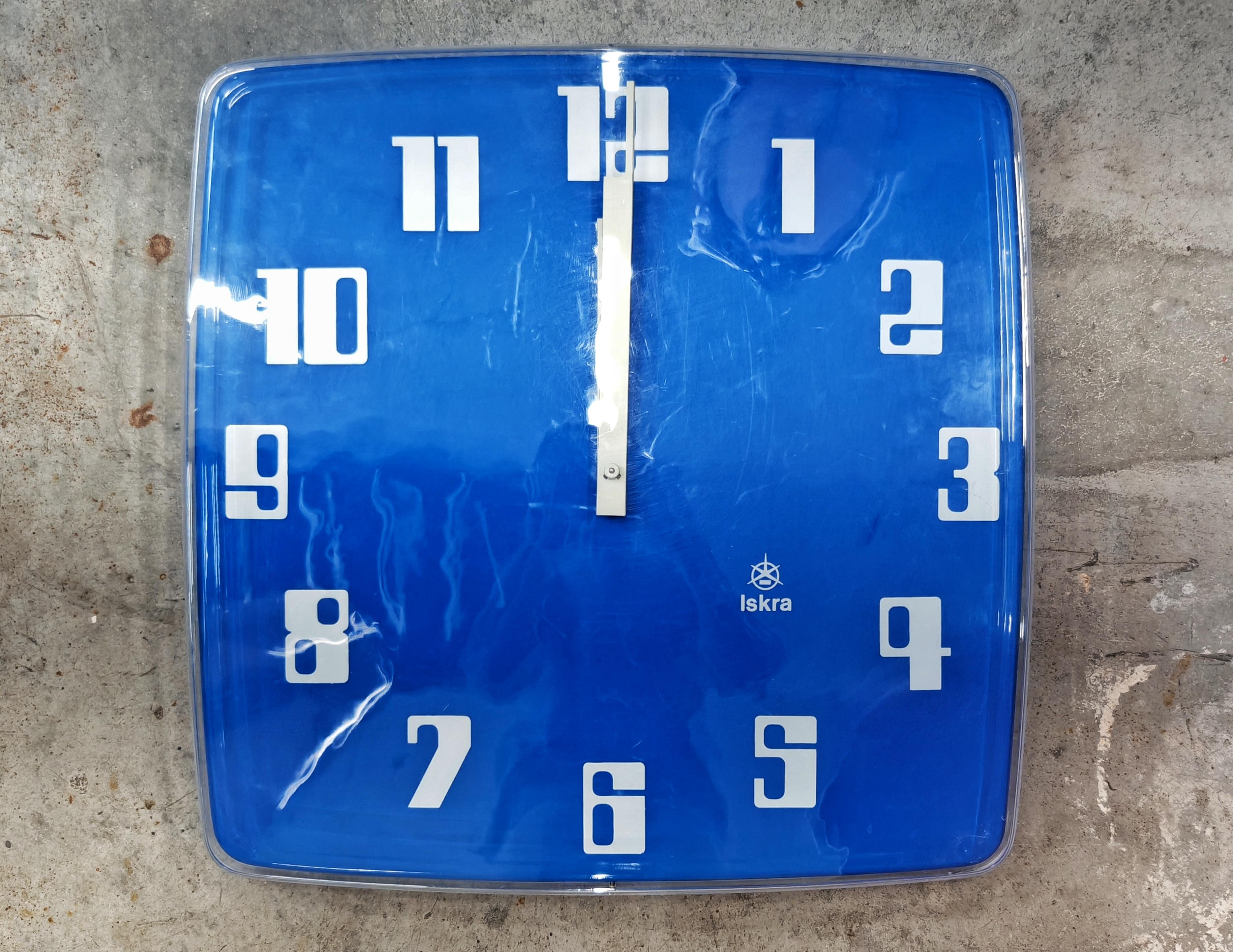 In this listing you will find a striking extra large Space Age electric clock in electric blue acrylic. The clock was manufactured by Iskra, one of the largest companies in Yugoslavia for electromechanics, telecommunications, electronics and