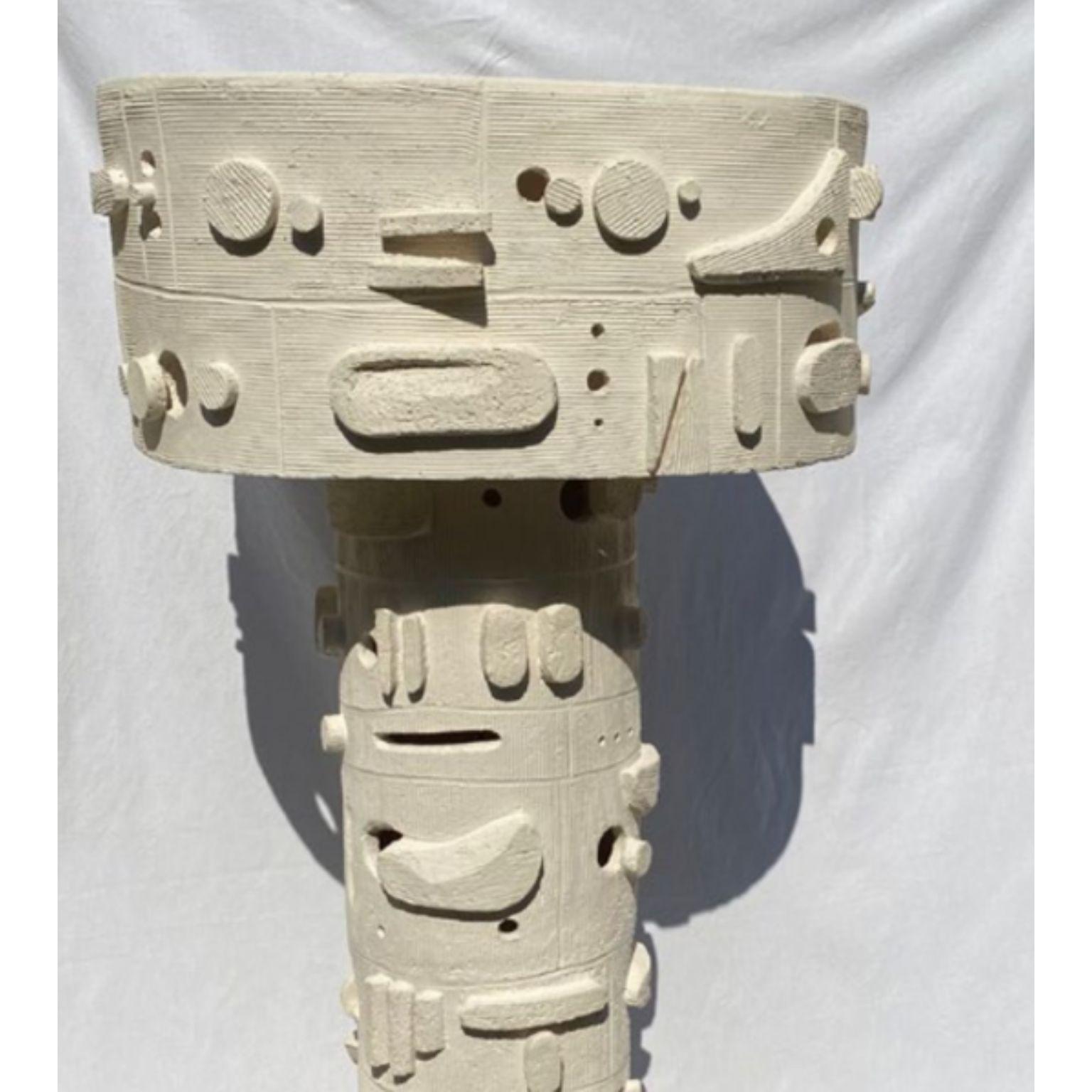 Lampada a stelo XL di Olivia Cognet
Materiali: Ceramica.
Dimensioni: D. 58 x L. 42 x H. 70 cm

Da quando si è trasferita a Los Angeles nel 2016, l'artista e designer francese Olivia Cognet si è concentrata sulla ceramica come mezzo fertile