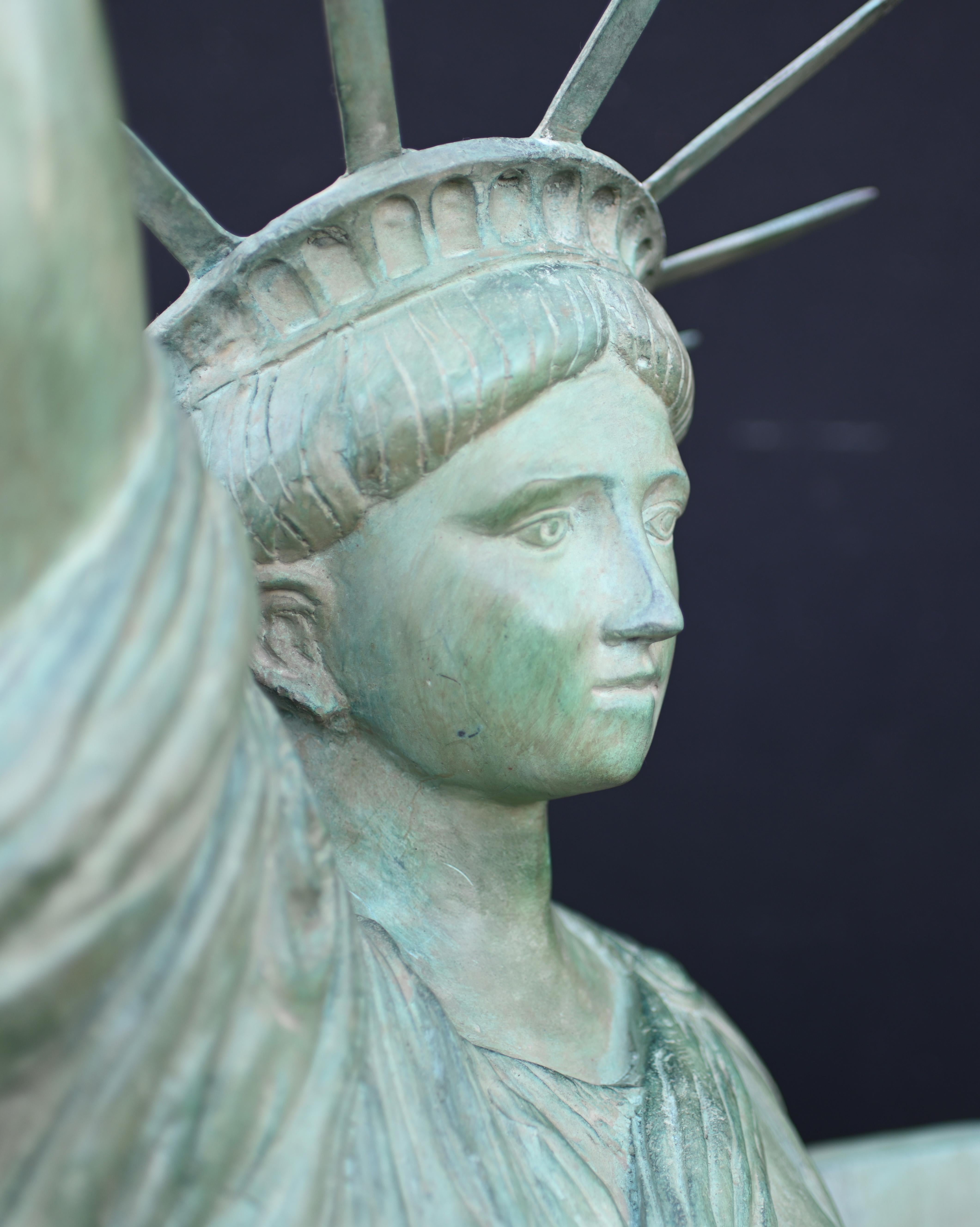 Statue der Freiheitsstatue aus Bronze, New Yorker Lampe im Angebot 9