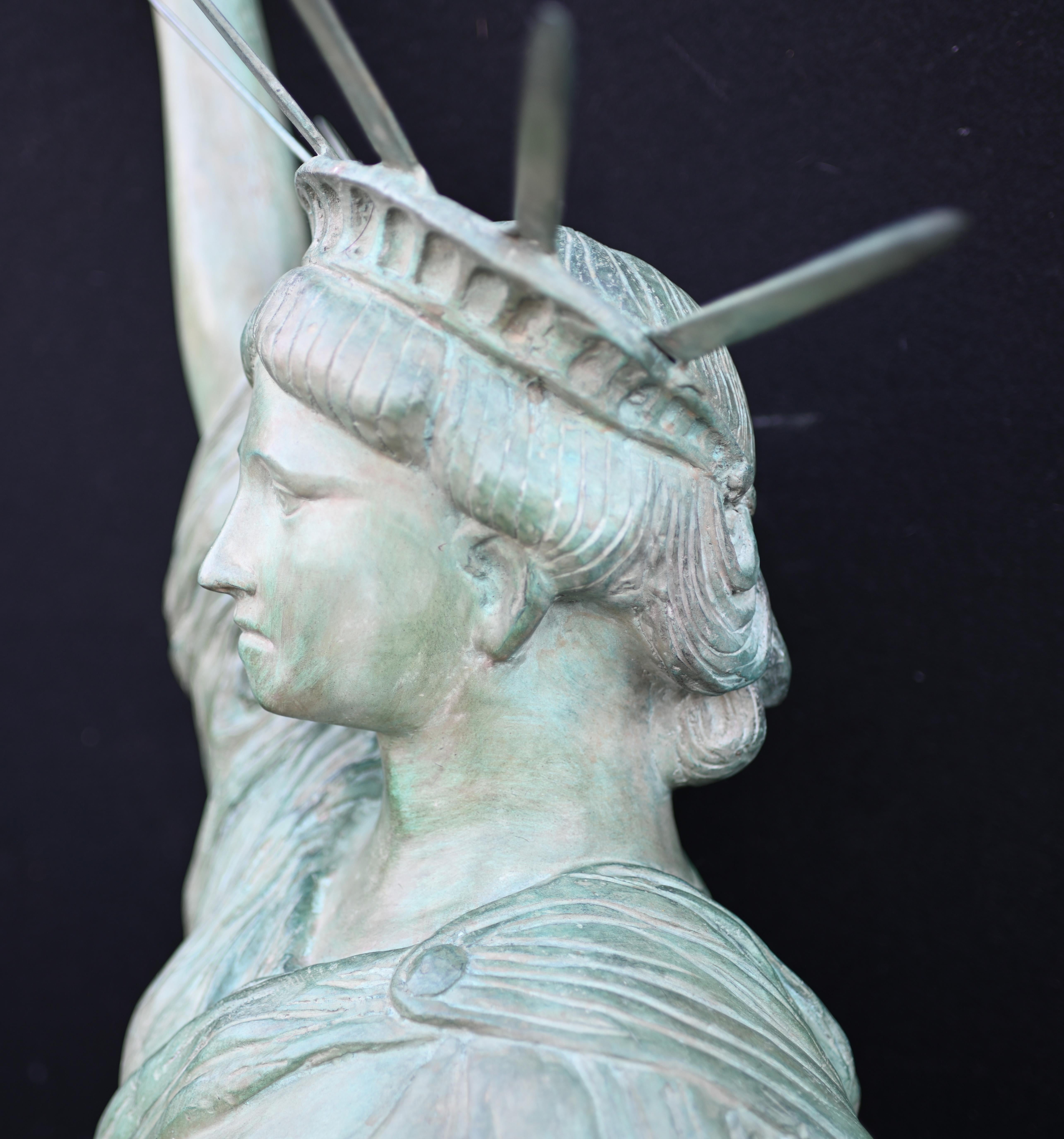 Statue der Freiheitsstatue aus Bronze, New Yorker Lampe im Angebot 4