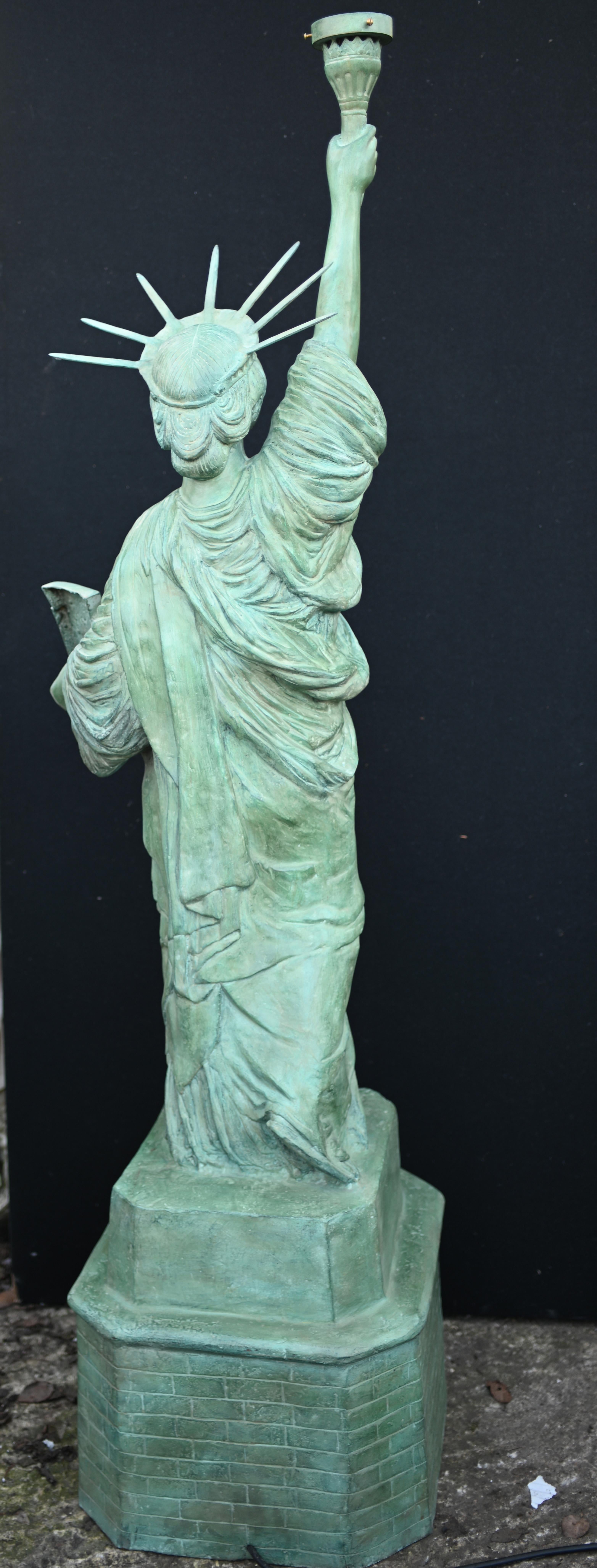 Statue der Freiheitsstatue aus Bronze, New Yorker Lampe im Angebot 5