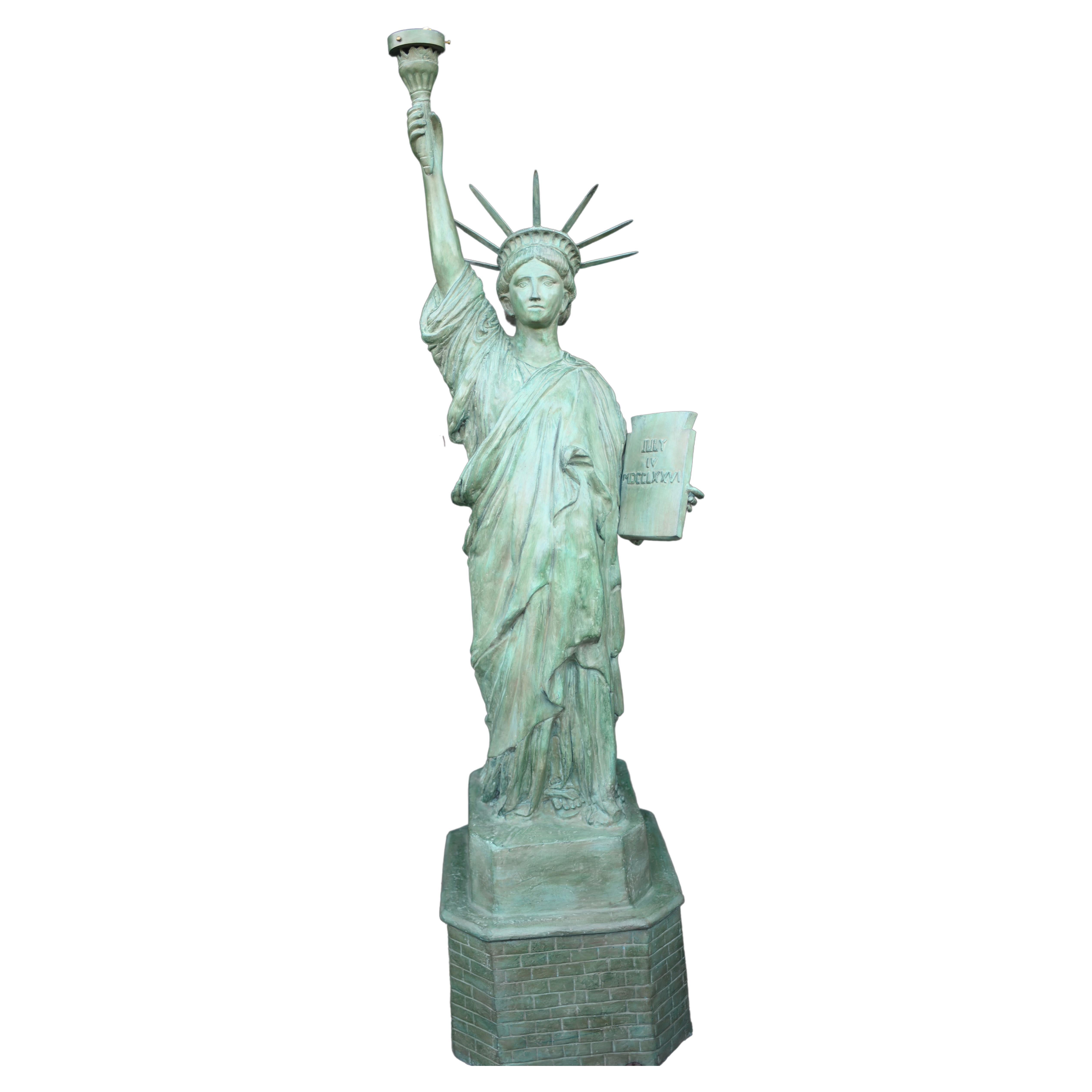 Statue der Freiheitsstatue aus Bronze, New Yorker Lampe im Angebot