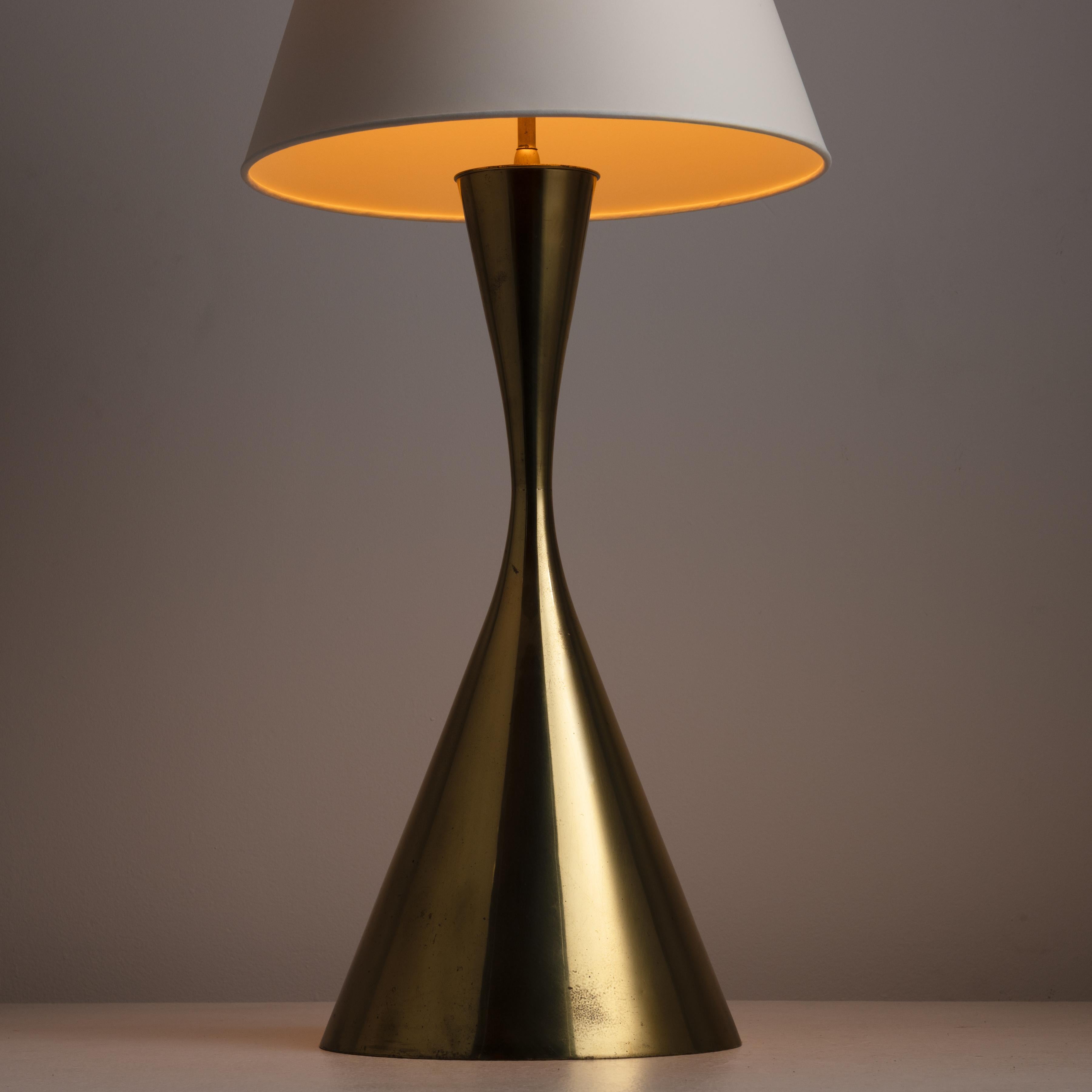 Lampe de table XL par Angelo Lelii pour Arredoluce Monza. Conçu et fabriqué en Italie, vers 1960. Grande lampe de table avec base conique en laiton poli. La forme de la base de la lampe est complétée par un abat-jour en lin blanc de silhouette