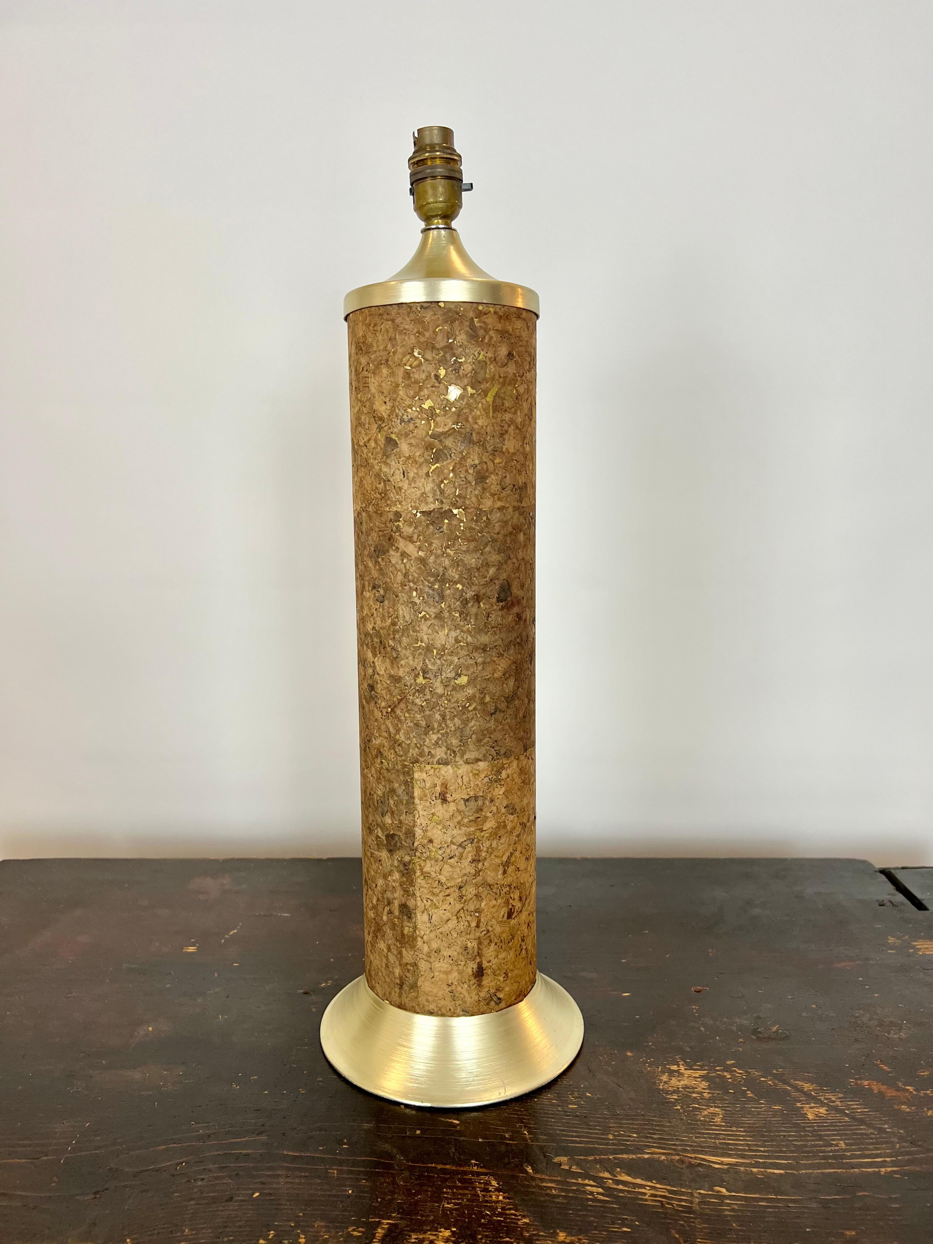 Gran lámpara de sobremesa de Durlston Designs Ltd, Inglaterra, años 50.

Una lámpara cilíndrica alta recubierta de finísimos paneles de corcho  de variaciones de tono ligeramente diferentes que crean un patrón agradable, base y parte superior con