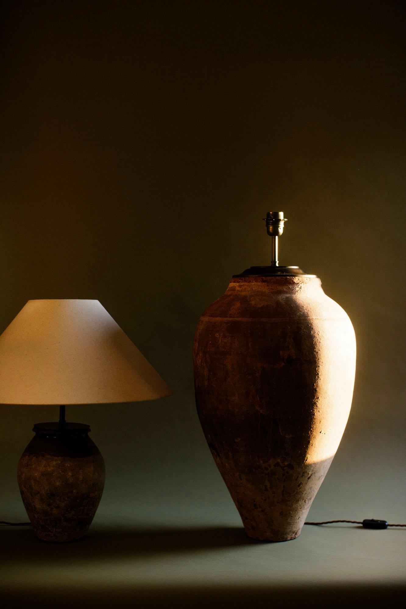 Lámpara de sobremesa XL alta de terracota turca vintage hecha a mano, Siglo XX Primitivo en venta