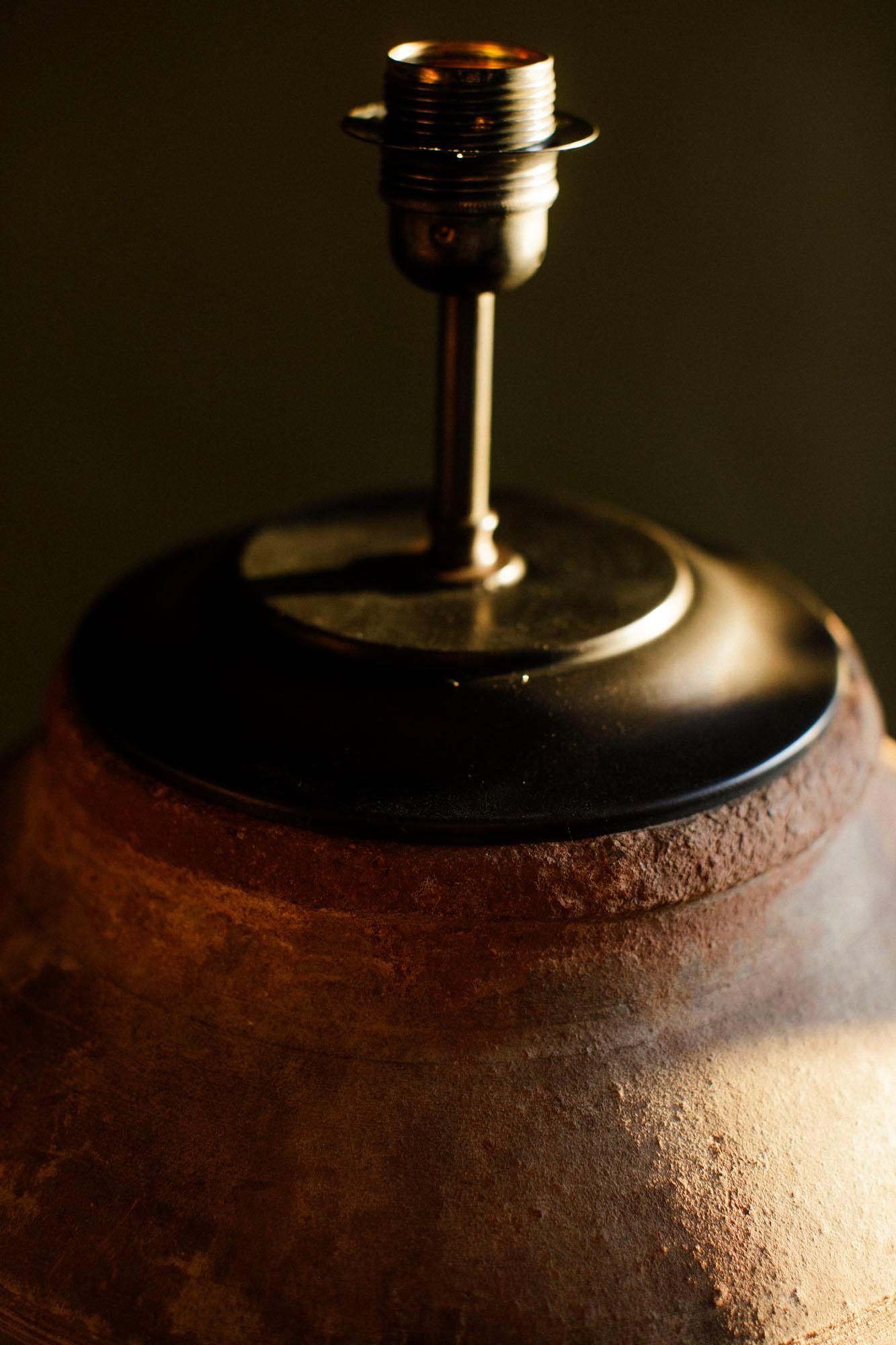 Lámpara de sobremesa XL alta de terracota turca vintage hecha a mano, Siglo XX Hecho a mano en venta