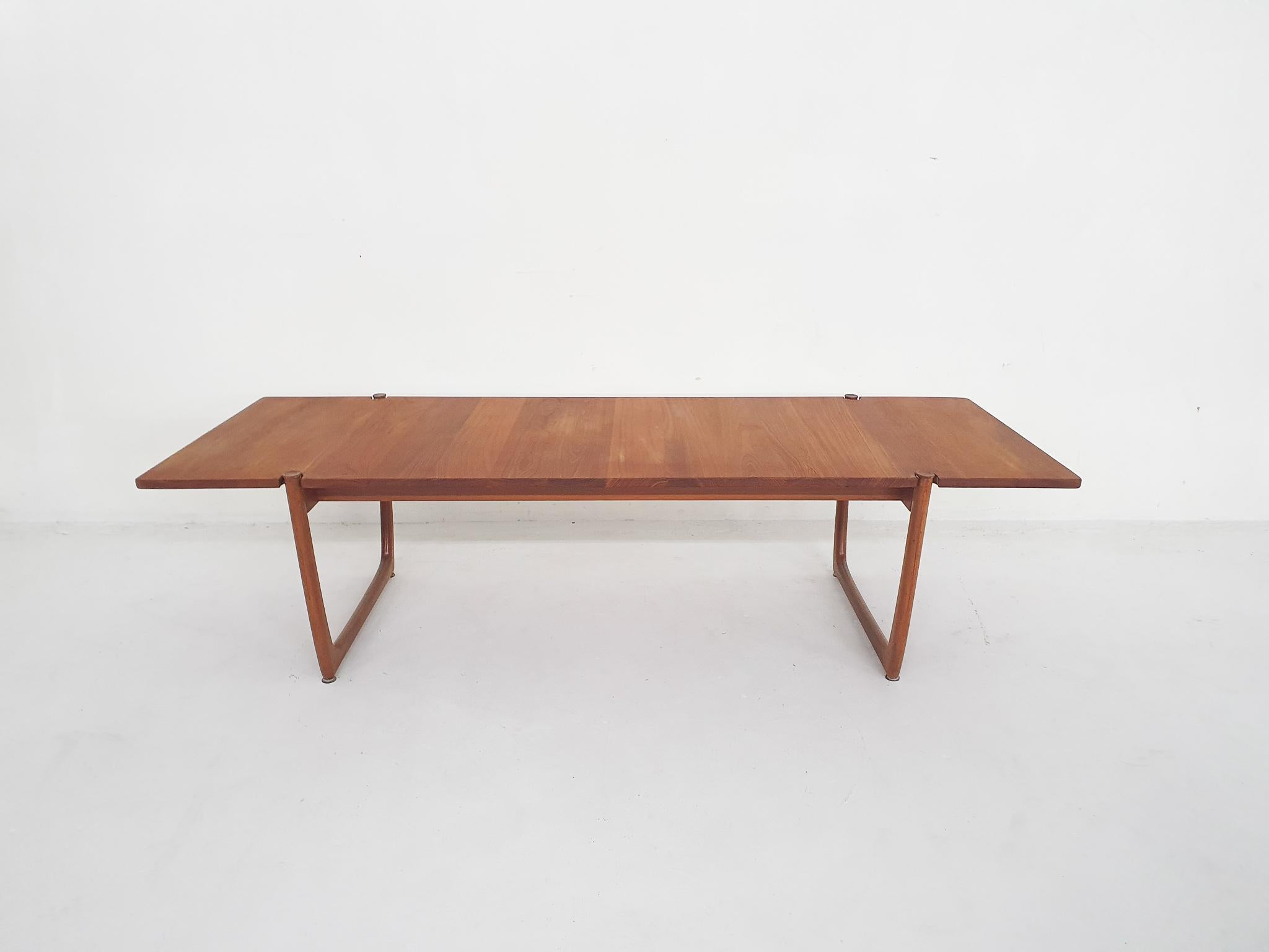 Scandinavian Modern XL teak coffee table by Peter Hvidt and Orla Molgaard Nielsen model FD 575 For Sale