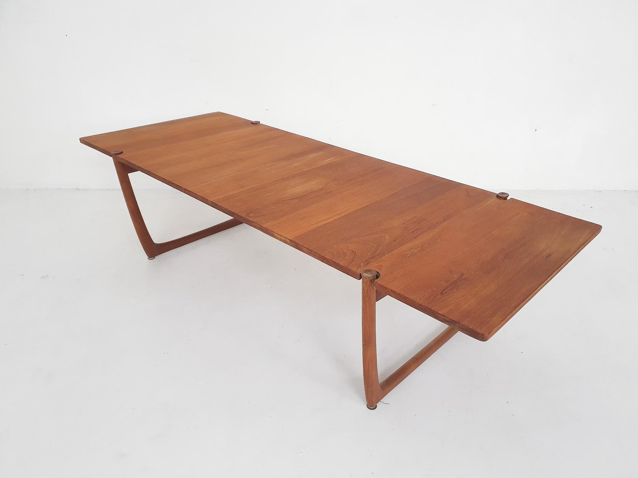 XL teak coffee table by Peter Hvidt and Orla Molgaard Nielsen model FD 575 In Good Condition For Sale In Amsterdam, NL