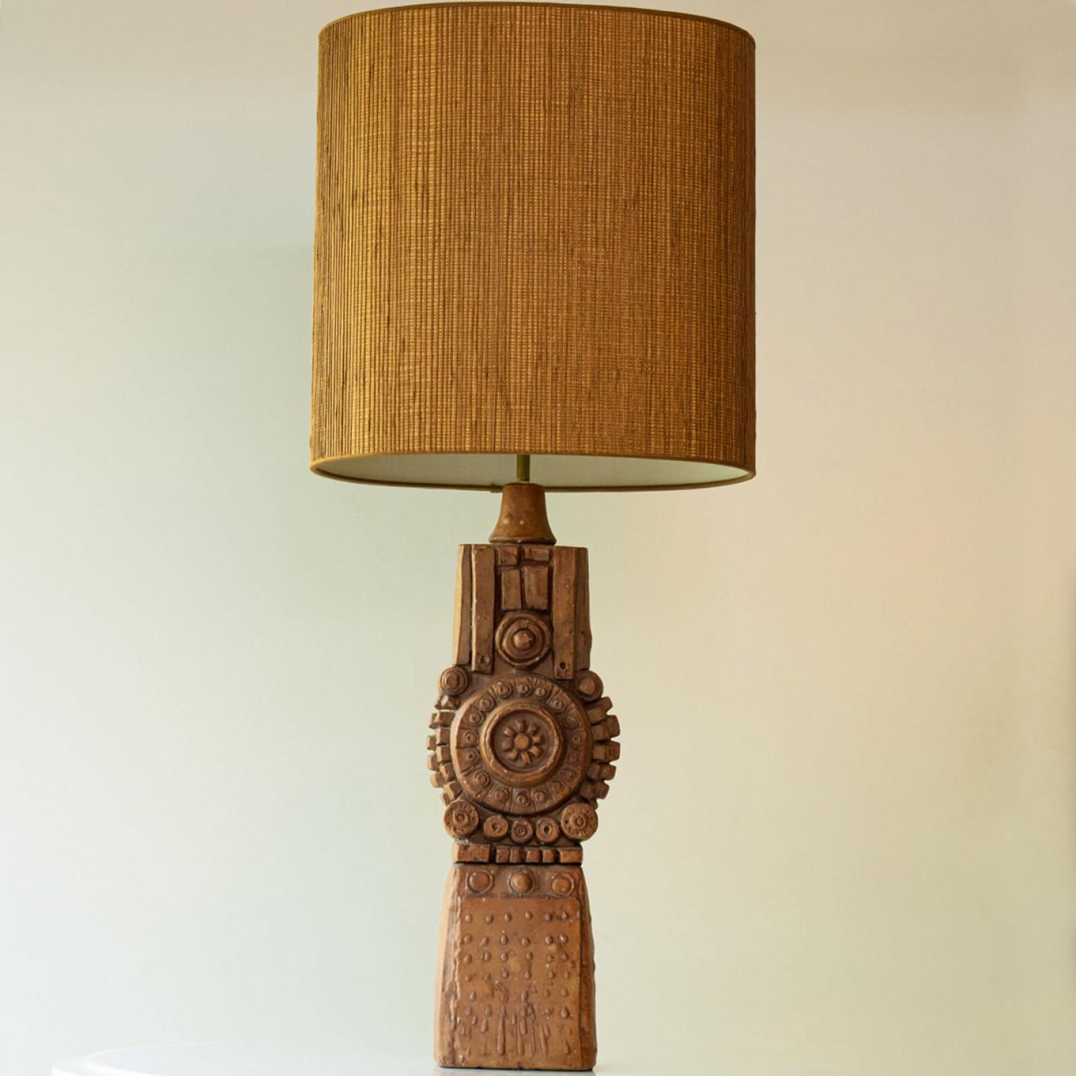 Lampadaire en céramique de qualité supérieure, de Bernard Rooke, Royaume-Uni, années 1970.

Cette base de lampe apporte un riche attrait visuel à tout intérieur. Avec sa belle forme, il offre une présence unique.

Ce socle aux teintes terracotta et