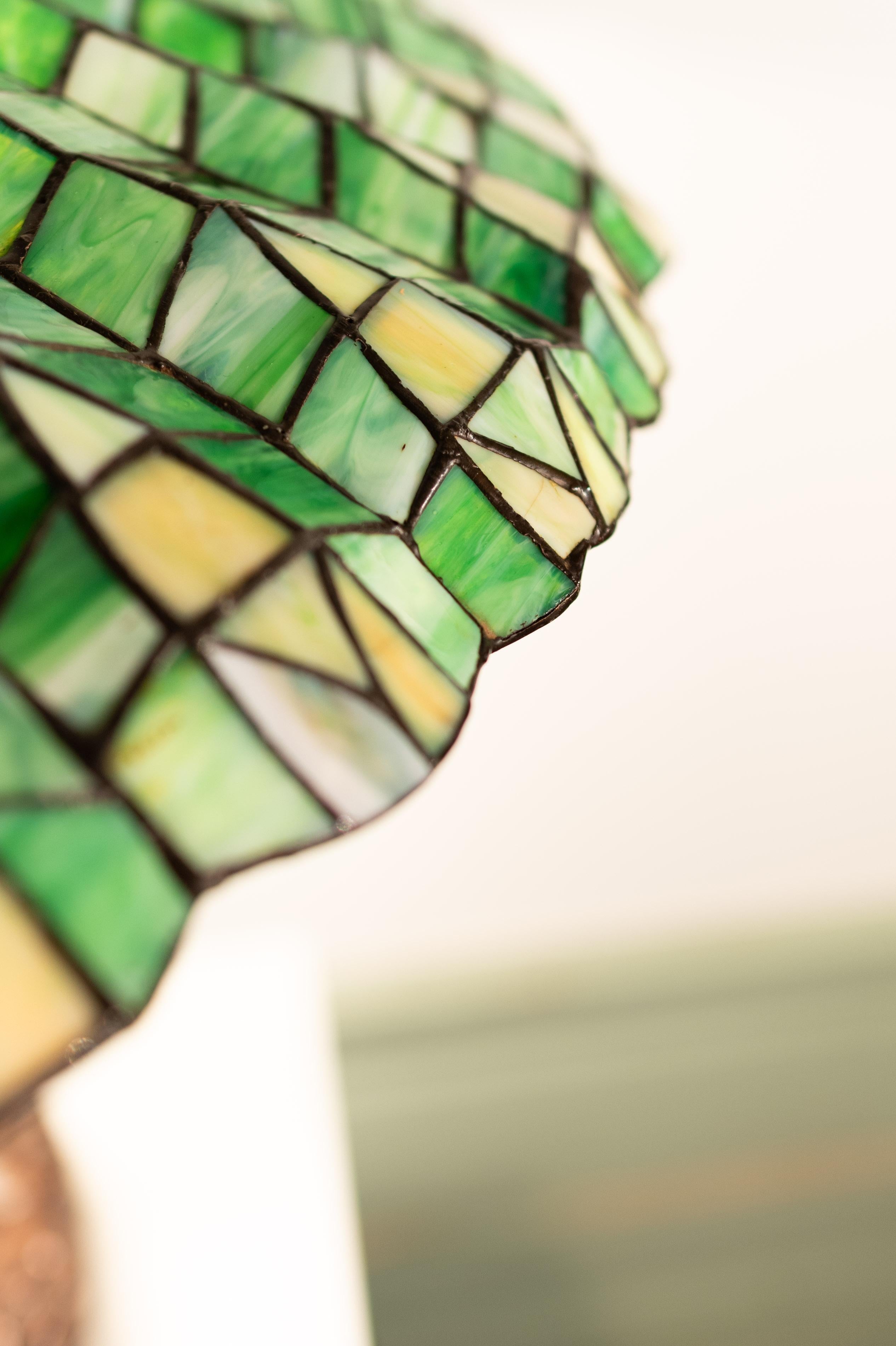 Art nouveau Lampe de table XL de style Tiffany en vert et beige en vente