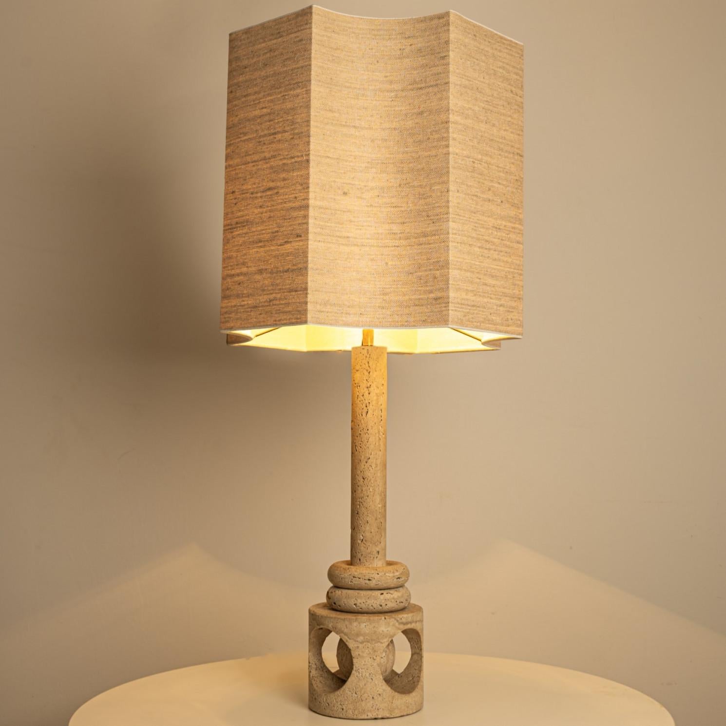 Danois Lampe de bureau XL en travertin avec abat-jour en soie fait sur mesure par Rene Houben en vente