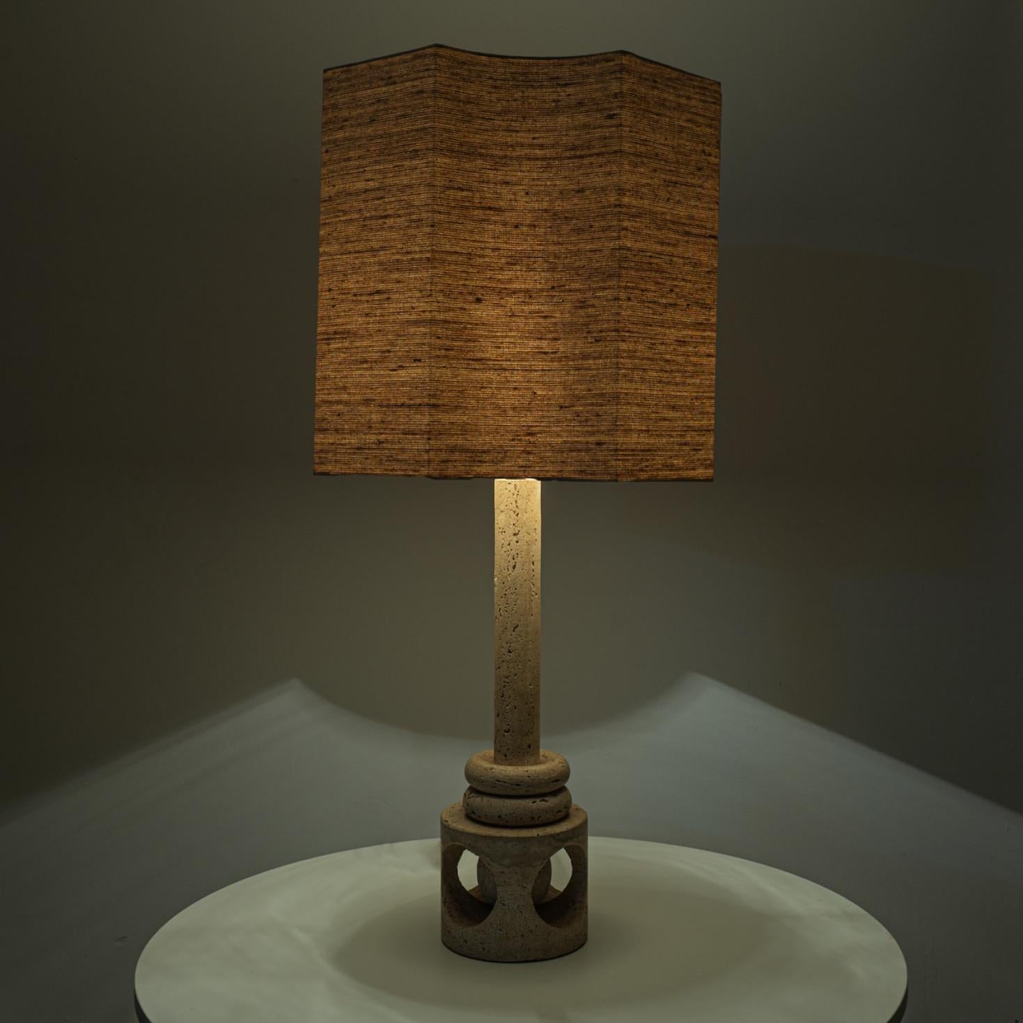 Lampe de bureau XL en travertin avec abat-jour en soie fait sur mesure par Rene Houben Bon état - En vente à Rijssen, NL