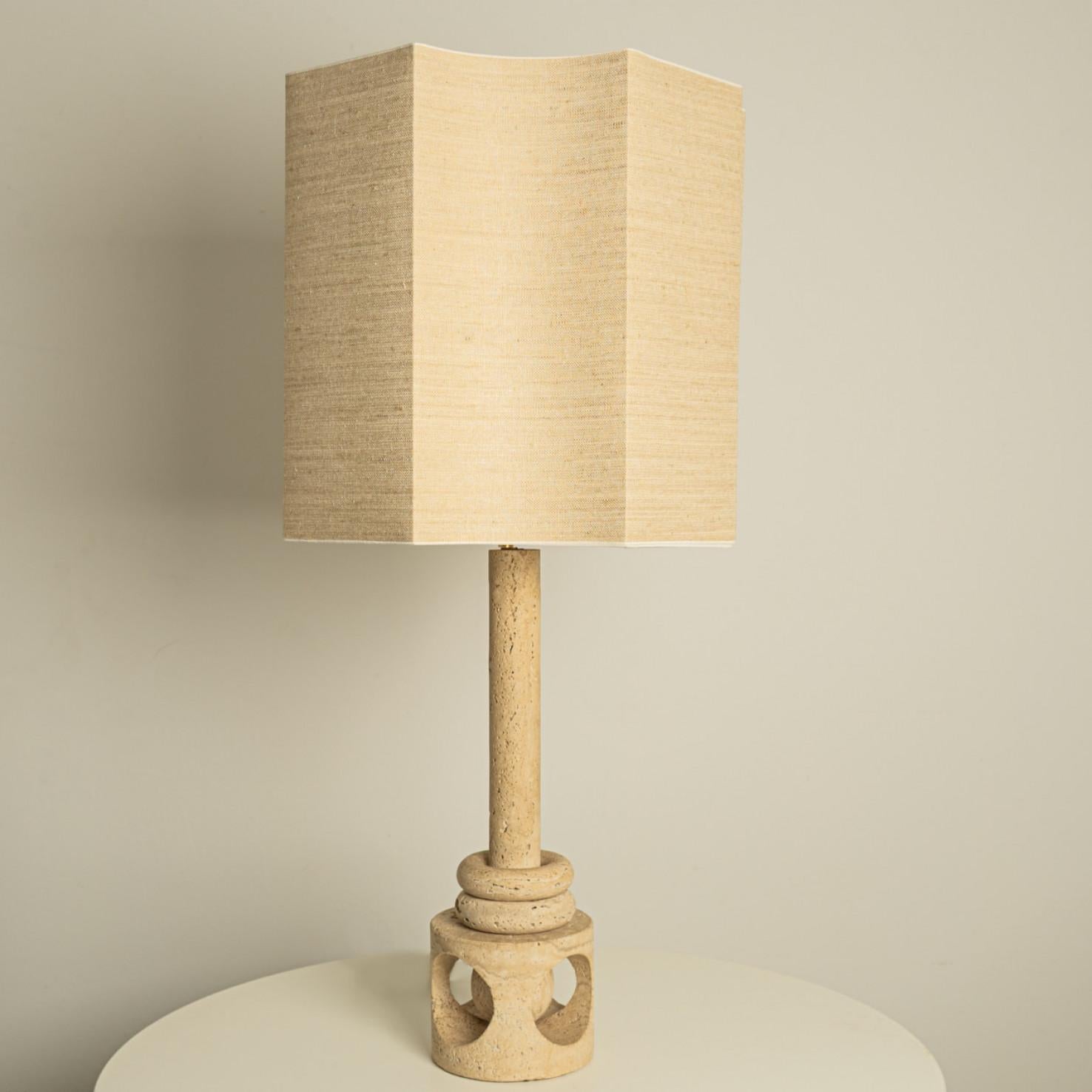 Milieu du XXe siècle Lampe de bureau XL en travertin avec abat-jour en soie fait sur mesure par Rene Houben en vente