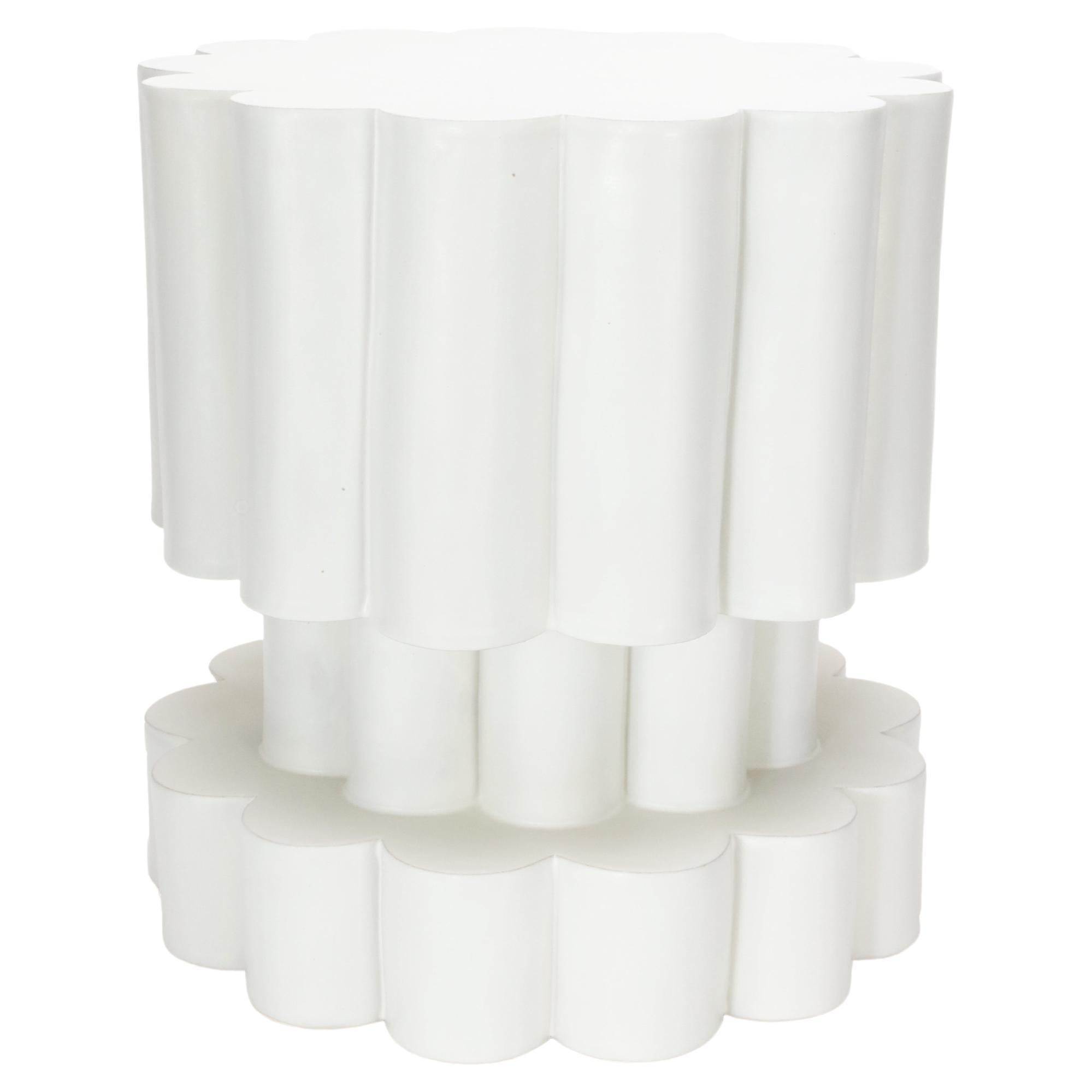 XL Dreistöckiger Wolken-Beistelltisch und Hocker aus Keramik in Marshmallow von BZIPPY