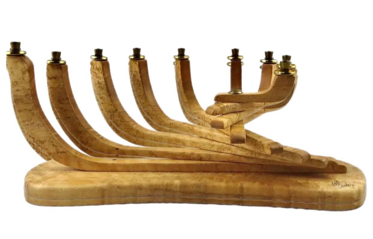 Mid-Century Modern XL Artisan Hand Turned Modern  Bois d'érable cinétique MCM Menorah signé en vente