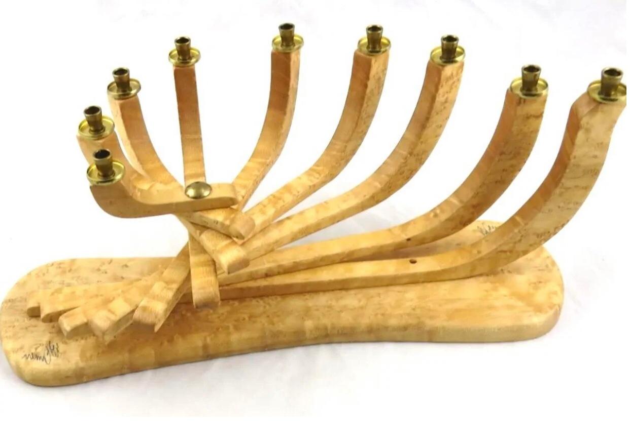 Américain XL Artisan Hand Turned Modern  Bois d'érable cinétique MCM Menorah signé en vente
