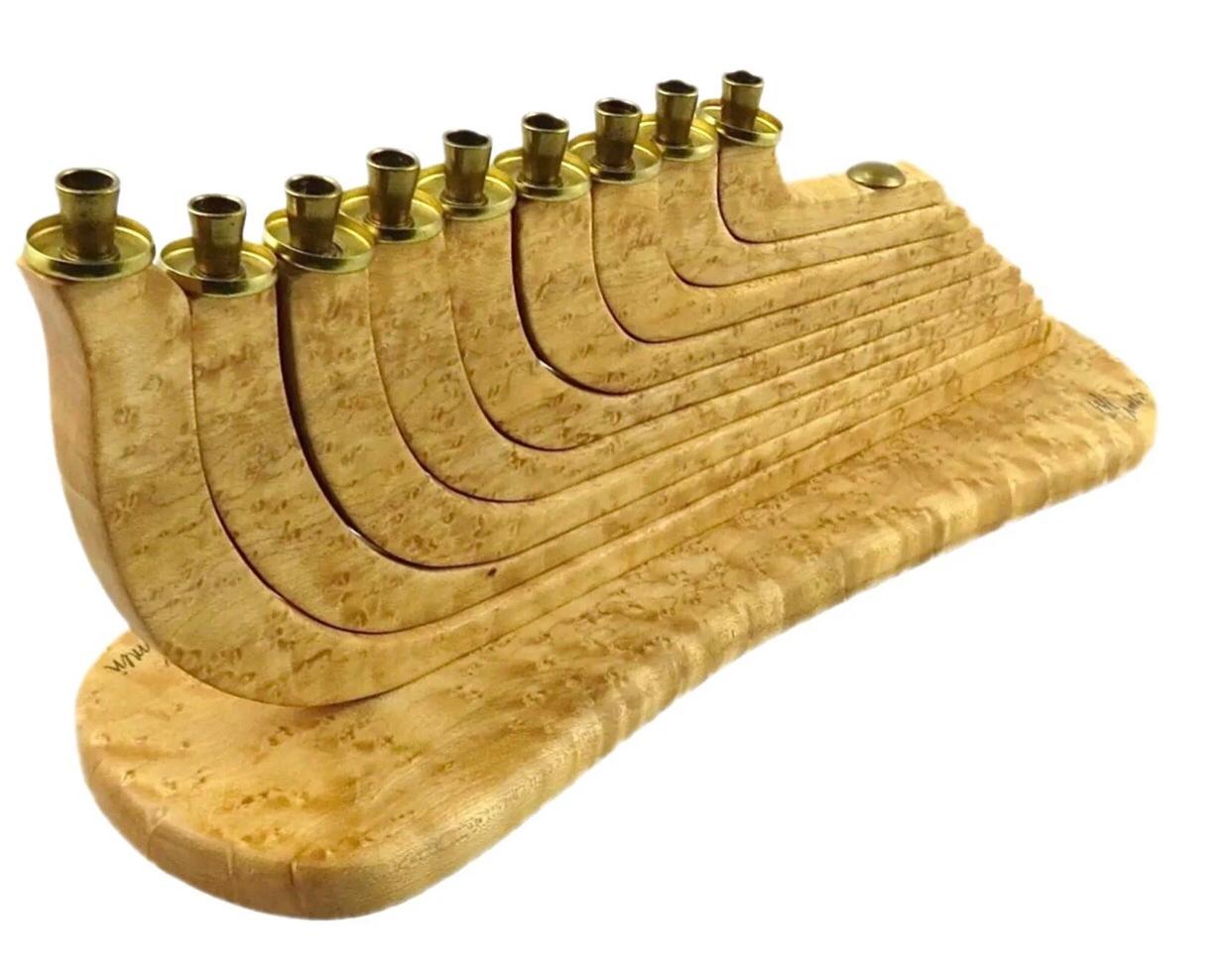 Sculpté à la main XL Artisan Hand Turned Modern  Bois d'érable cinétique MCM Menorah signé en vente