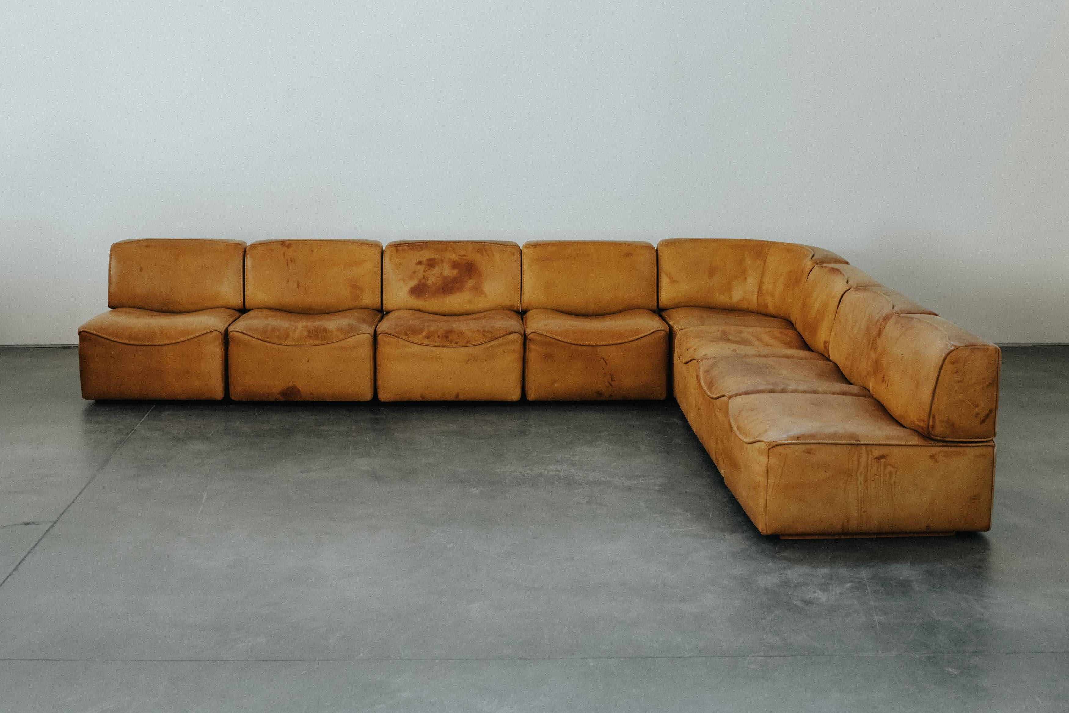 XL Canapé vintage en cuir cognac De Sede DS15 de Suisse, Circa 1970.  Huit pièces modulaires qui peuvent épouser la forme de votre choix.  Revêtement en cuir d'origine avec une patine fantastique.  Qualité et confort exceptionnels. 