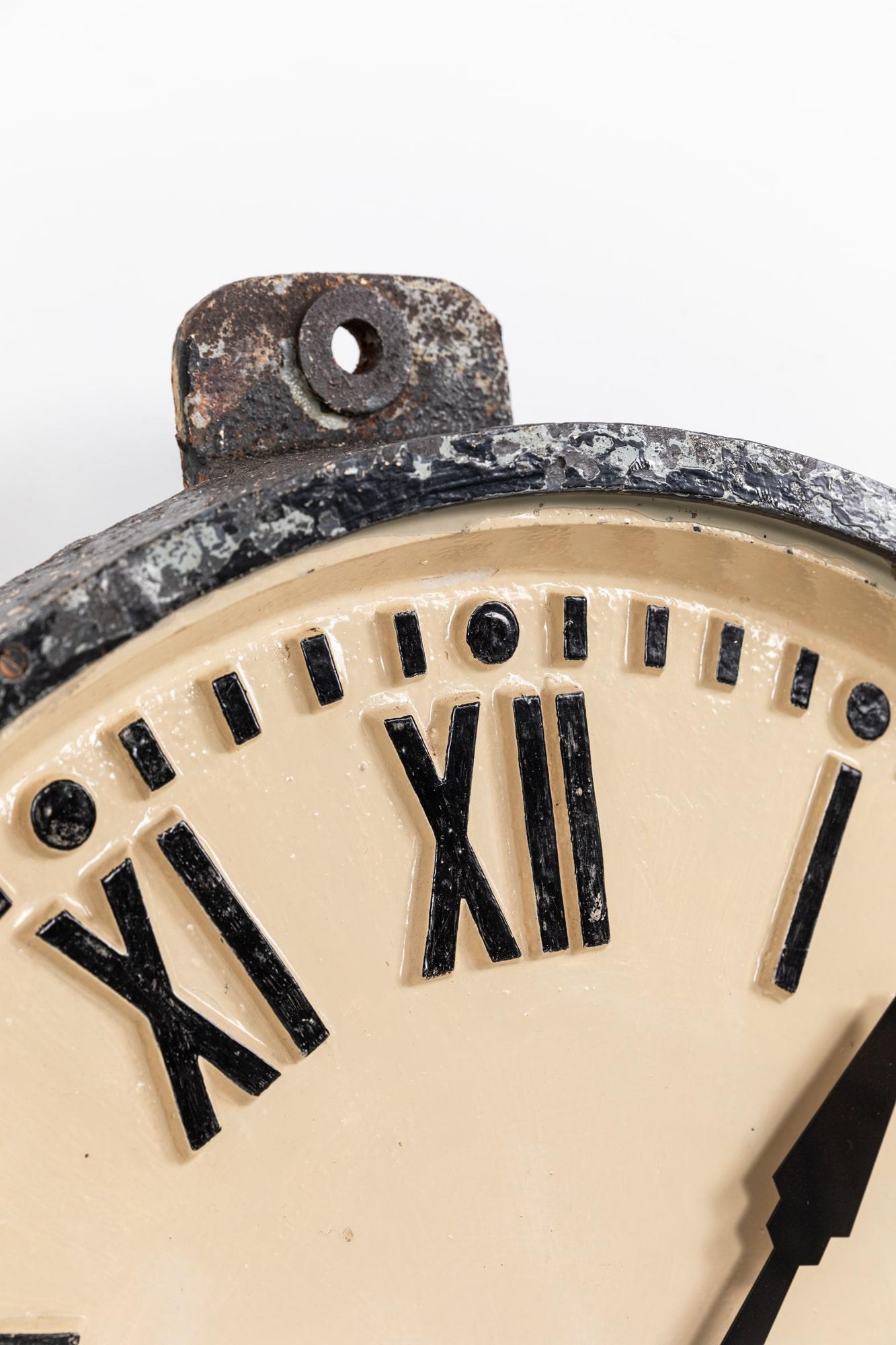 

Eine große Fabrikuhr aus Gusseisen, hergestellt von der bekannten Elektrofirma Gents of Leicester. Um 1930

Imposante, einteilige Uhr aus Gusseisen mit erhabenen Ziffern in wunderschönem, abgenutztem Zustand. Die großen Pfeilzeiger laufen auf