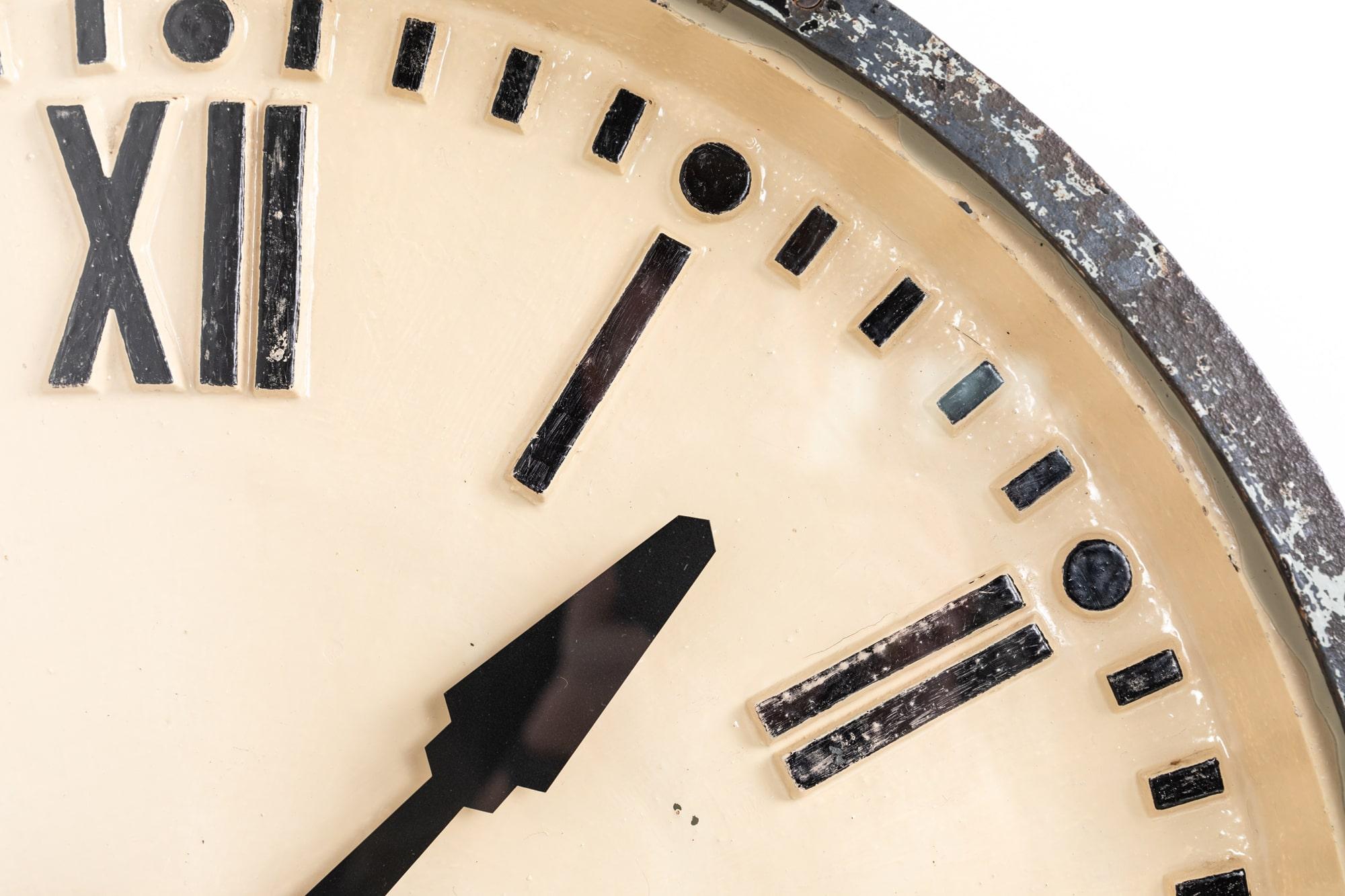 XL Vintage Industrie Gents of Leicester Industries Wanduhr aus Gusseisen, ca. 1930 im Zustand „Relativ gut“ im Angebot in London, GB
