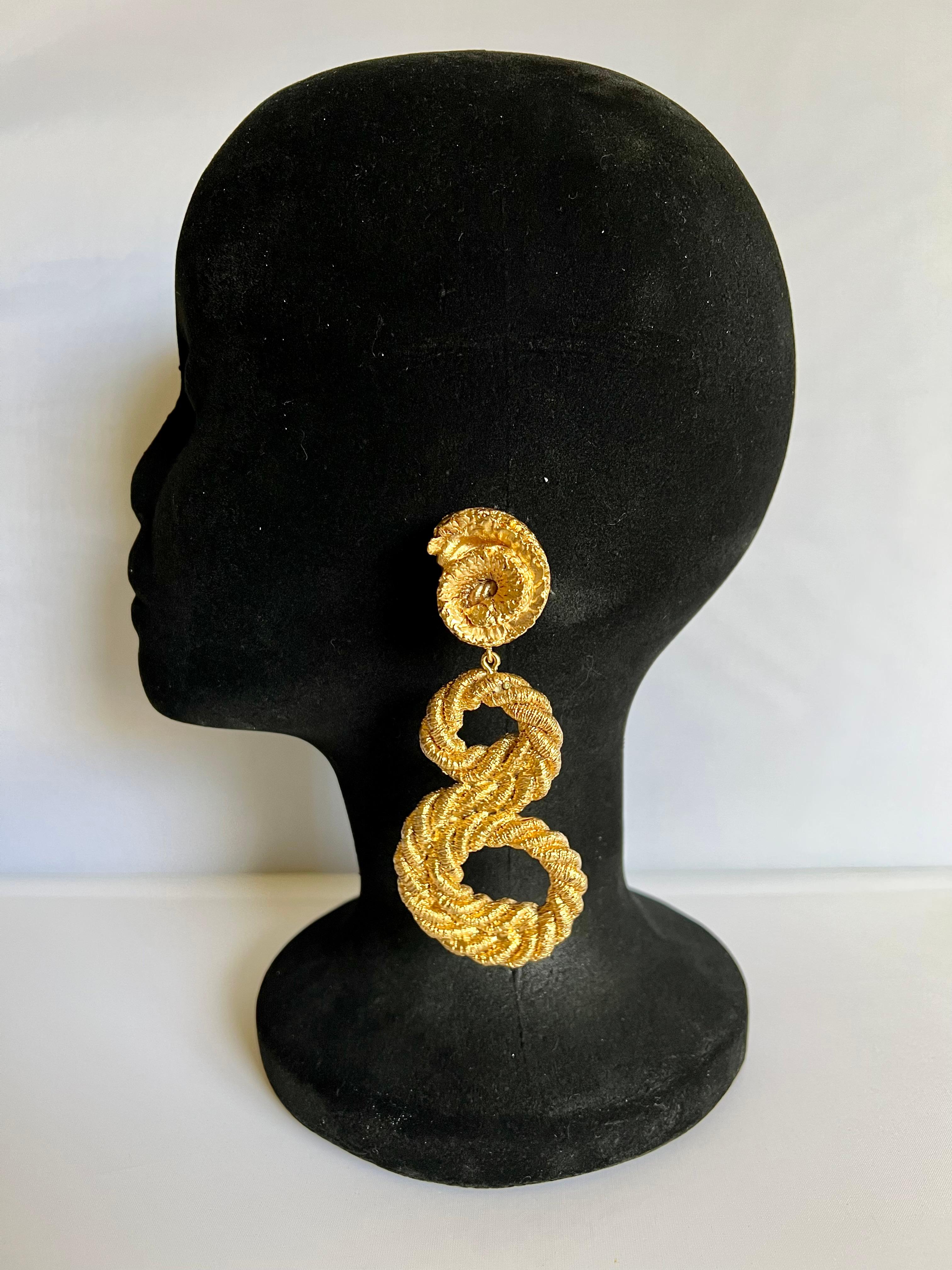 XL klobig vintage Französisch  goldfarbene, geknotete Seilwirbel-Ohrringe, hergestellt in Frankreich um 1980.
