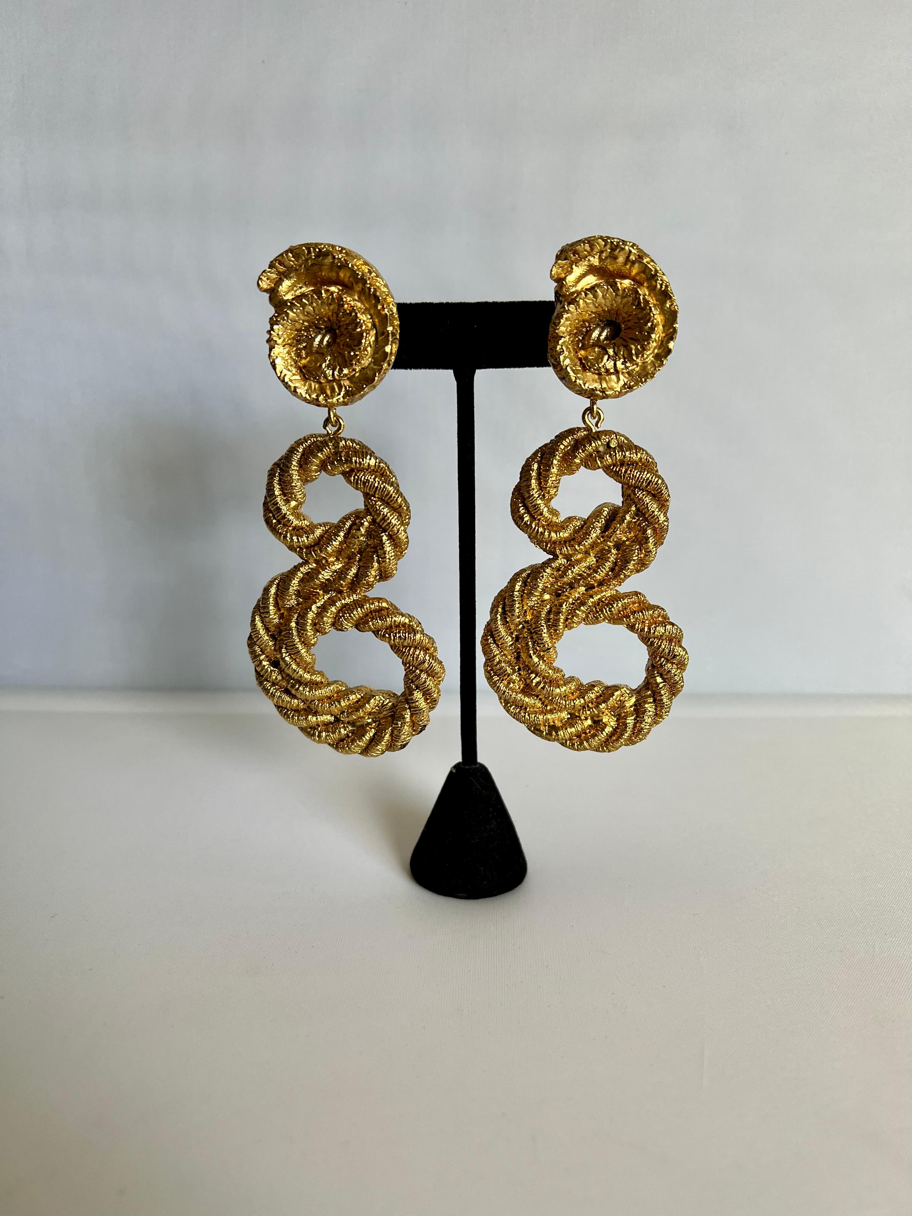 XL Vintage Knotted Rope Gold Swirl Earrings  In Excellent Condition For Sale In Palm Springs, CA