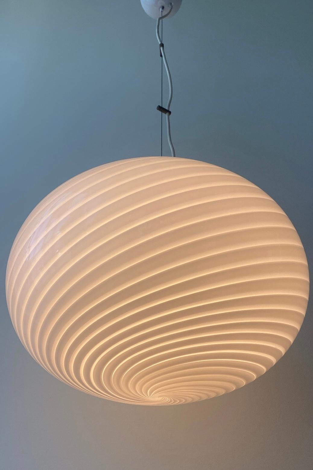 XL Vintage Murano Pendant Ceiling Lamp White Swirl Glass Original 70s Italian In Good Condition In Copenhagen, DK