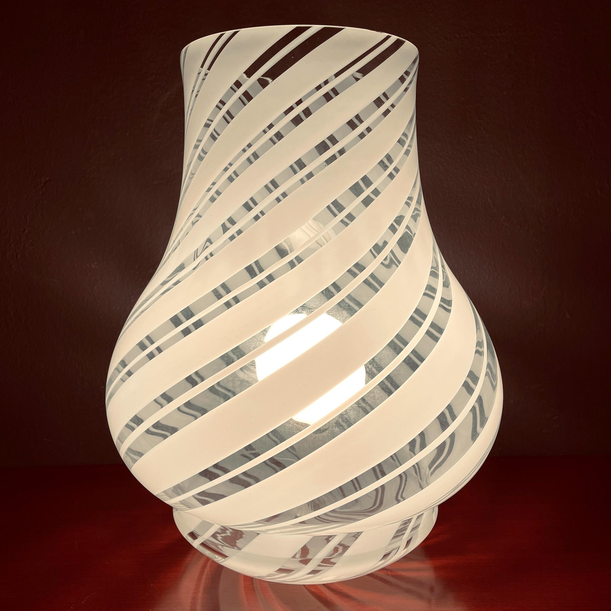 Magnifique lampe de table Murano fabriquée en Italie dans les années 1980. Excellent état vintage ! Ampoule E27 requise. Longueur du câble 140 cm. 