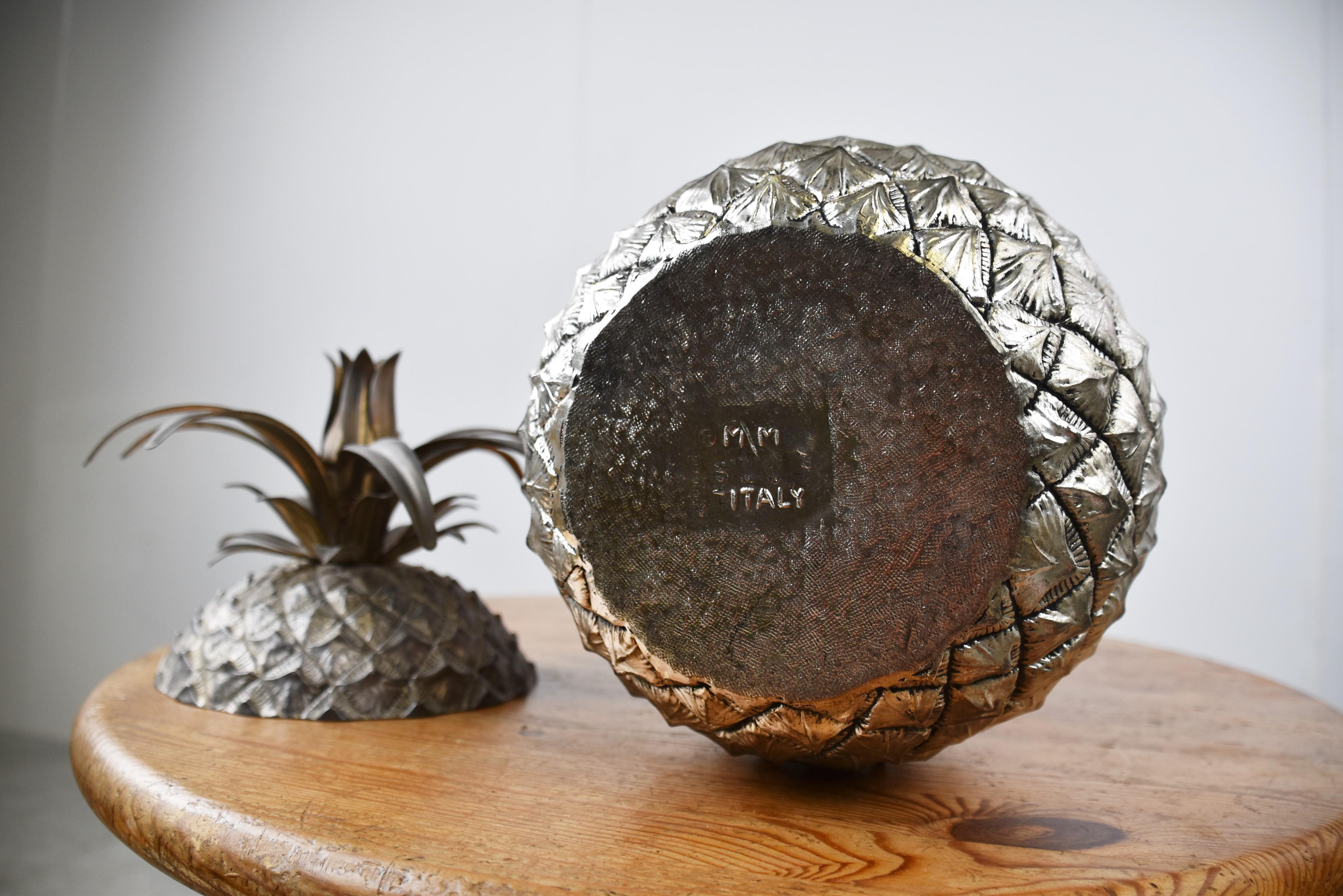 XL Seau à glace vintage en forme d'ananas signé par Mauro Manetti.

Ce seau à glace de haute qualité est un véritable objet de collection et présente un attrait luxueux.

Original, 1960s.

Bon état

Dimensions :
Hauteur :