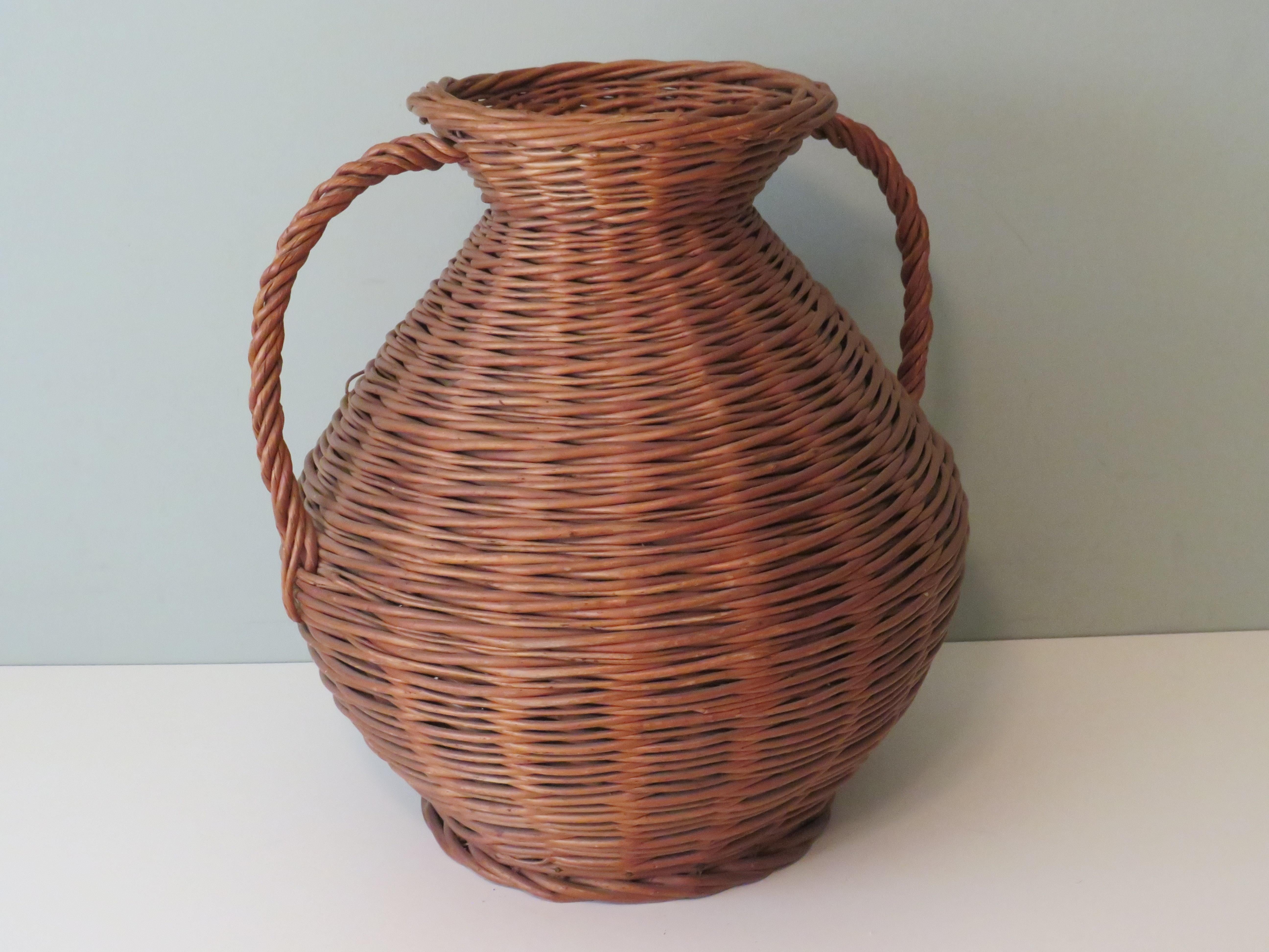 Le vase a 2 poignées et un fond en bois.