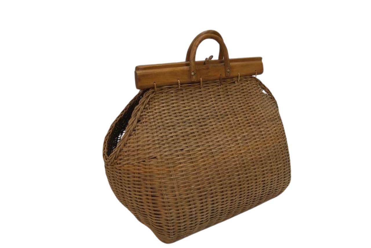 Questo cestino in vimini vintage extra-large è un pezzo di ottima fattura, perfetto sia per un uso funzionale che per un'esposizione decorativa. Caratterizzata da una robusta struttura in legno con maniglie in legno ricurve, emana un fascino rustico