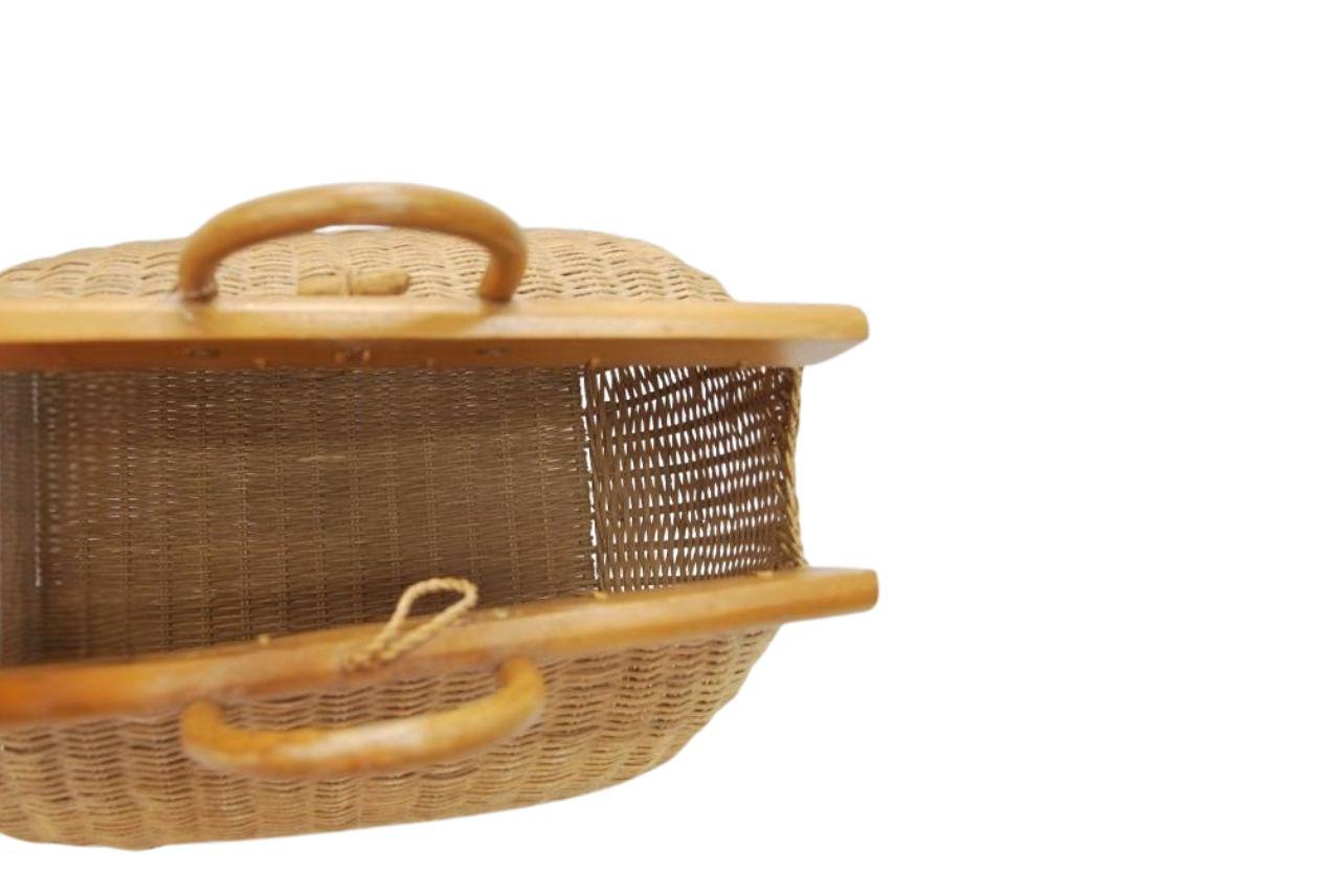Mid-Century moderno Cestino XL in vimini d'epoca con manici in legno e coperchio a cerniera anni '70 ca. in vendita