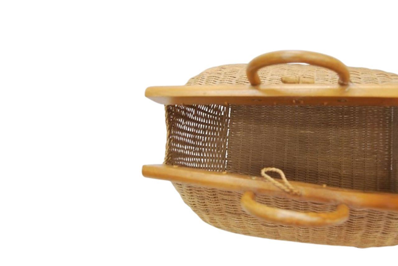 Americano Cestino XL in vimini d'epoca con manici in legno e coperchio a cerniera anni '70 ca. in vendita