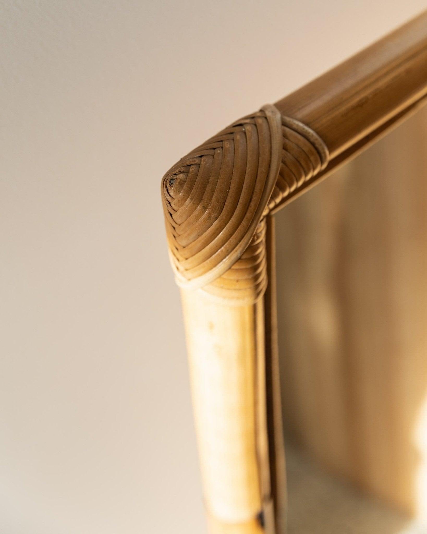 Specchio da parete XL in legno di bambù realizzato in Italia, MCM anni '40

Grande specchio da parete in bambù in stile Boho degli anni '30 e '40. Lo specchio utilizzato ha un taglio sfaccettato ed è originale, risalente agli anni '40 circa. Tutti i