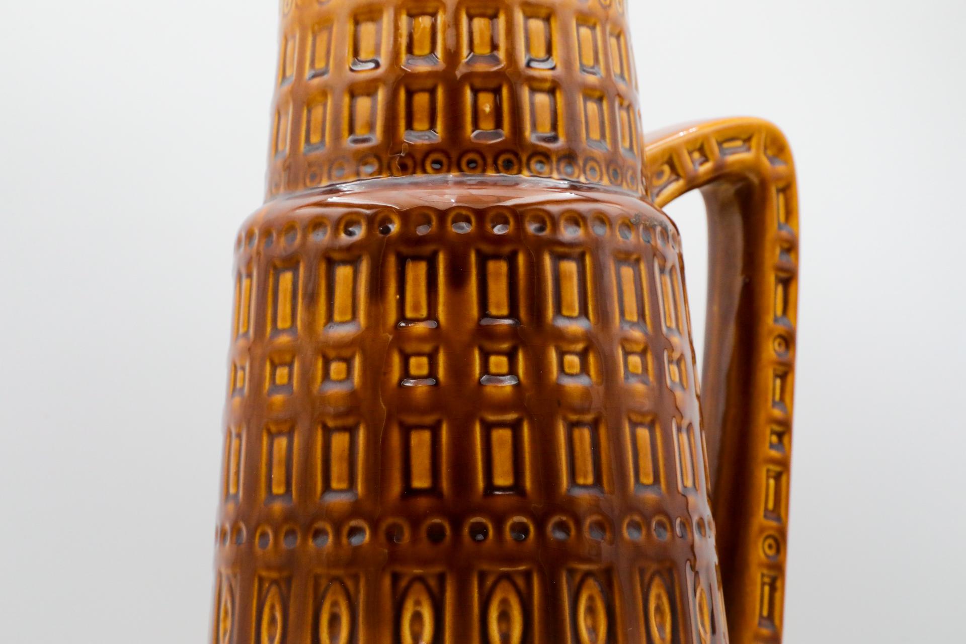 XL Jug en céramique ouest-allemande avec anse en glaçure Golden Brown avec design sculpté en vente 2