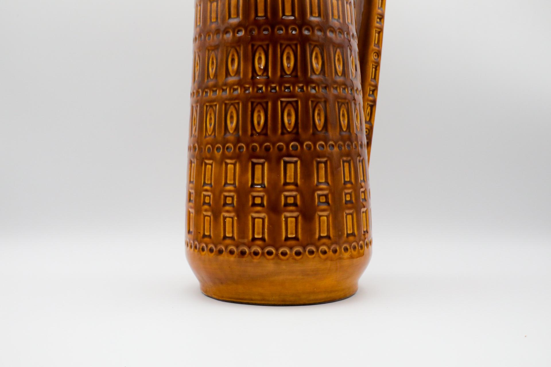 XL Jug en céramique ouest-allemande avec anse en glaçure Golden Brown avec design sculpté en vente 3