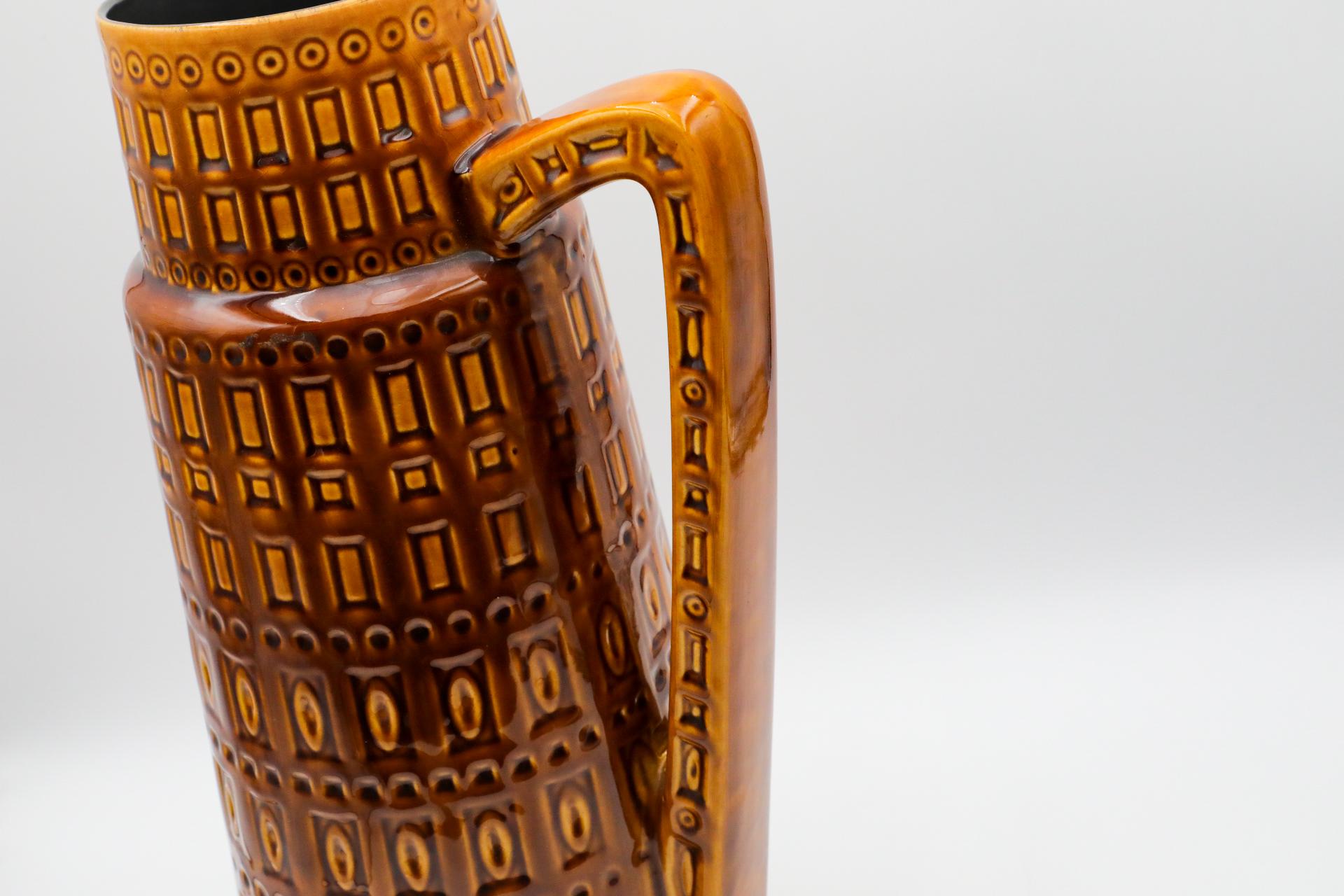 XL Jug en céramique ouest-allemande avec anse en glaçure Golden Brown avec design sculpté en vente 4