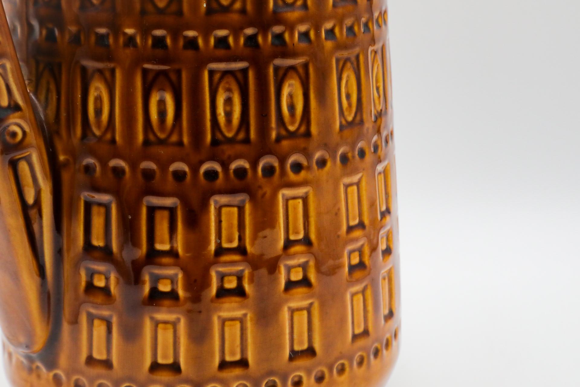XL Jug en céramique ouest-allemande avec anse en glaçure Golden Brown avec design sculpté en vente 5