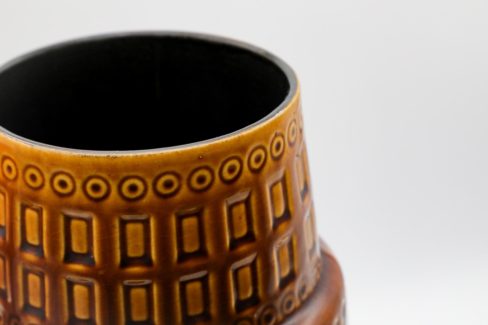 XL Jug en céramique ouest-allemande avec anse en glaçure Golden Brown avec design sculpté en vente 6