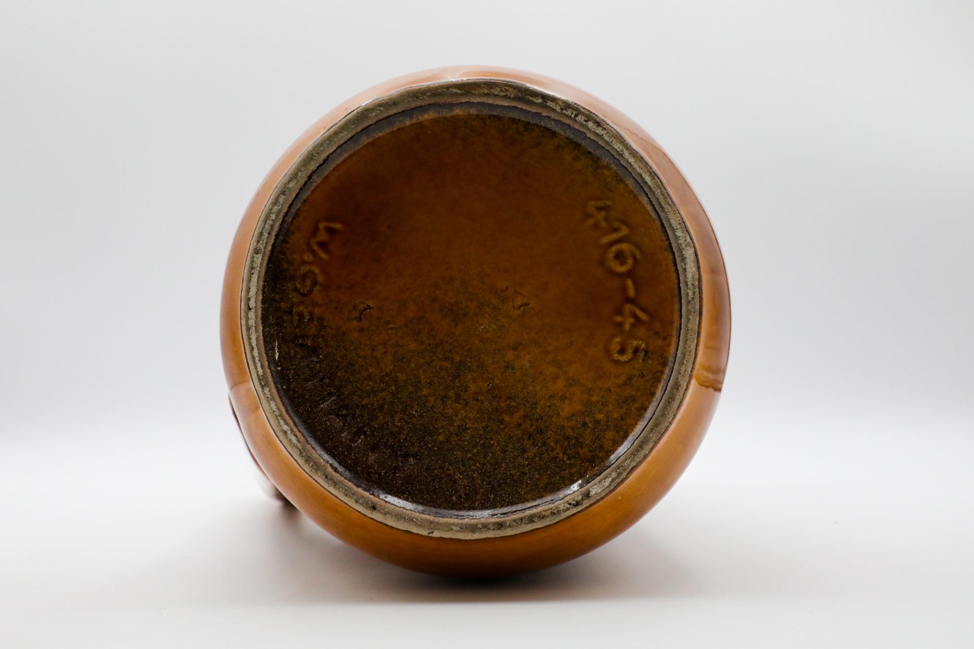 XL Jug en céramique ouest-allemande avec anse en glaçure Golden Brown avec design sculpté en vente 7