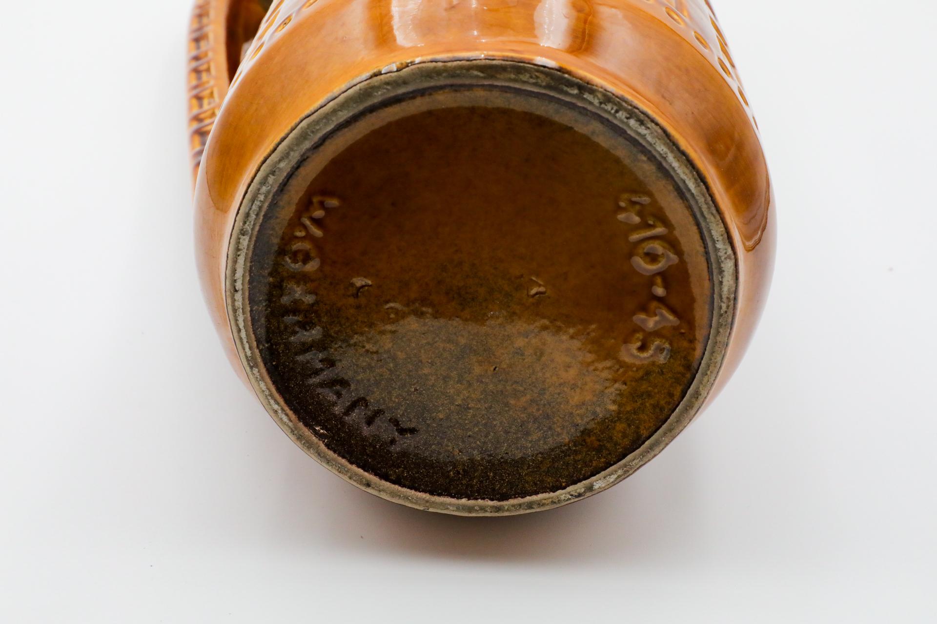 XL Jug en céramique ouest-allemande avec anse en glaçure Golden Brown avec design sculpté en vente 8