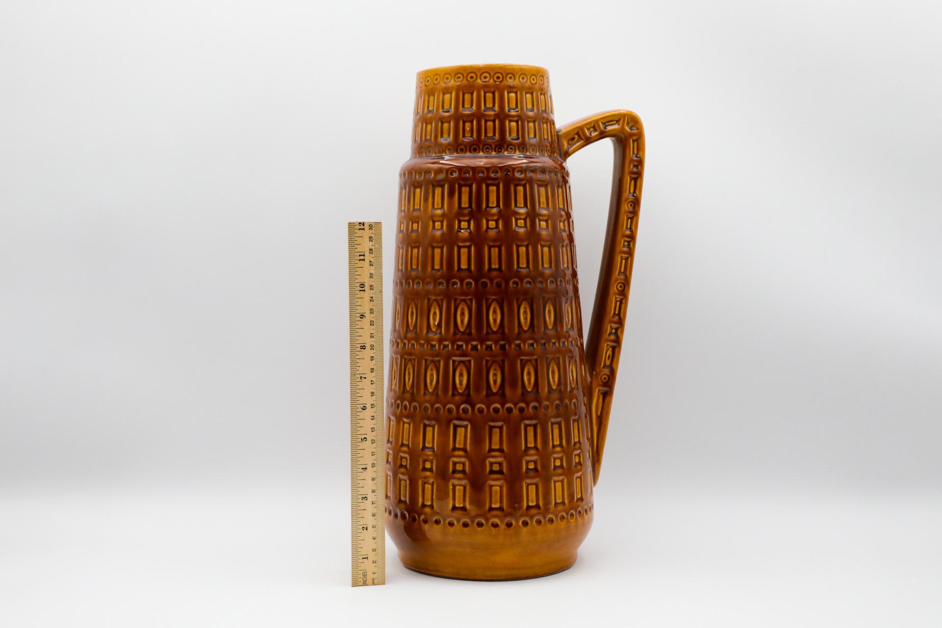 Mid-Century Modern XL Jug en céramique ouest-allemande avec anse en glaçure Golden Brown avec design sculpté en vente