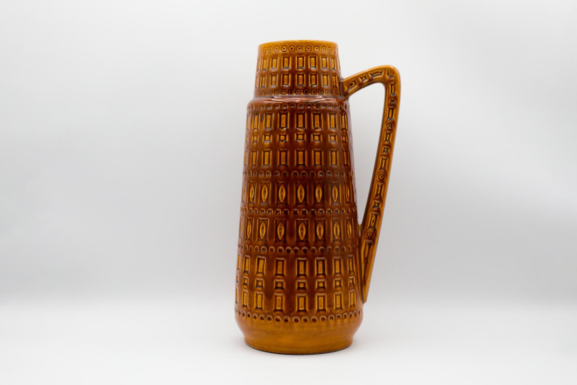Allemand XL Jug en céramique ouest-allemande avec anse en glaçure Golden Brown avec design sculpté en vente