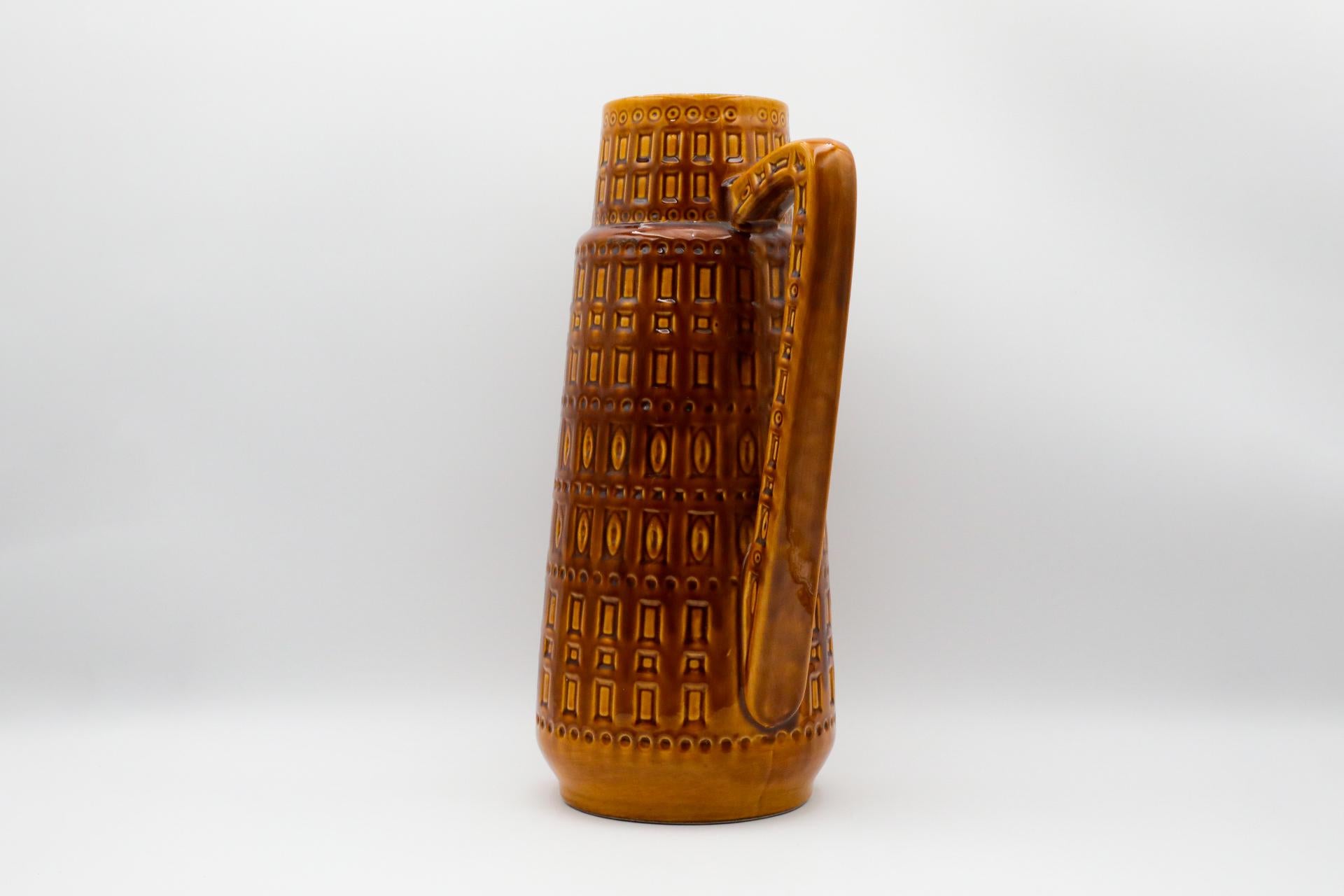 Vernissé XL Jug en céramique ouest-allemande avec anse en glaçure Golden Brown avec design sculpté en vente