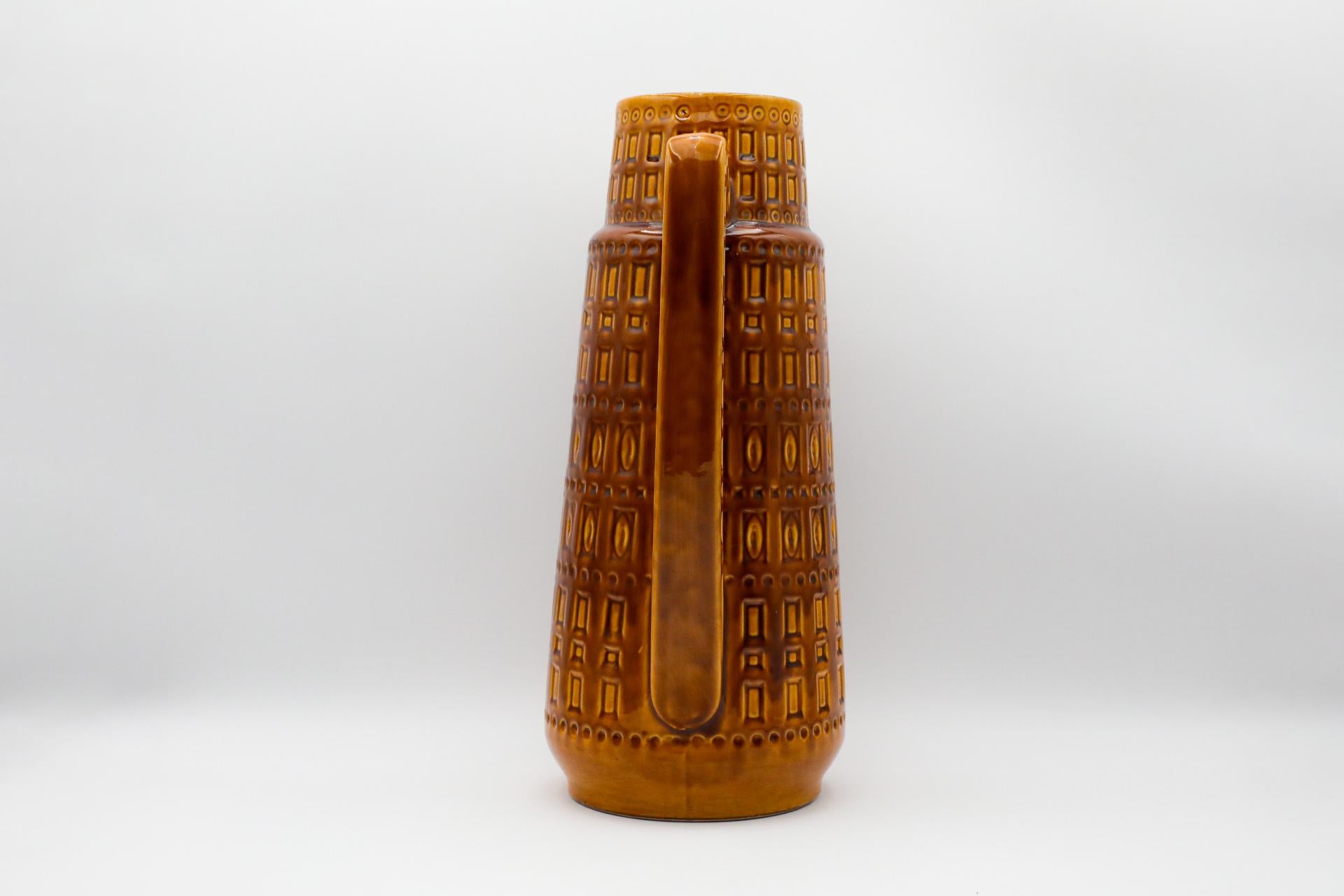 XL Jug en céramique ouest-allemande avec anse en glaçure Golden Brown avec design sculpté Bon état - En vente à Los Angeles, CA